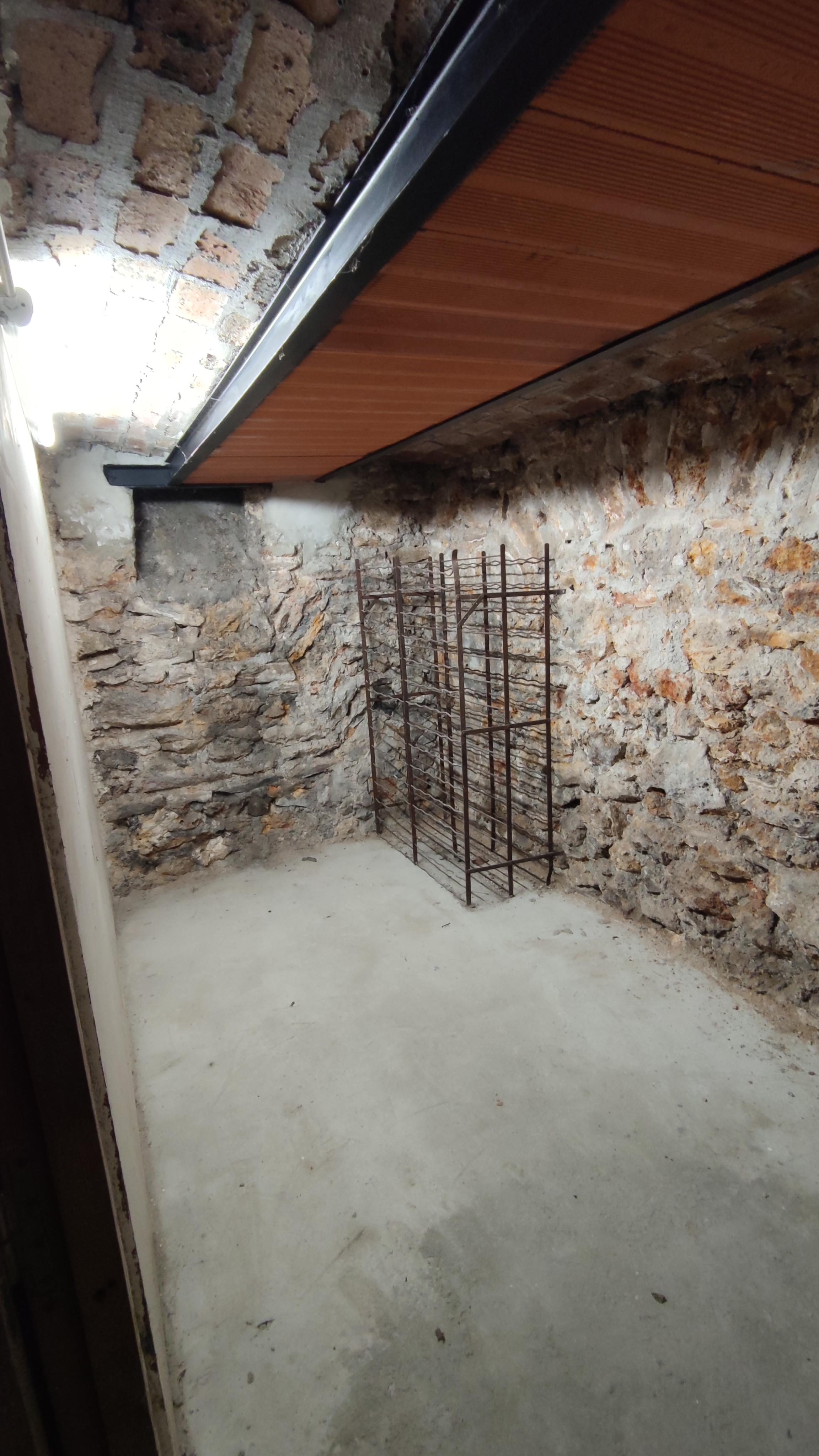 Cave 8m2 à Alésia