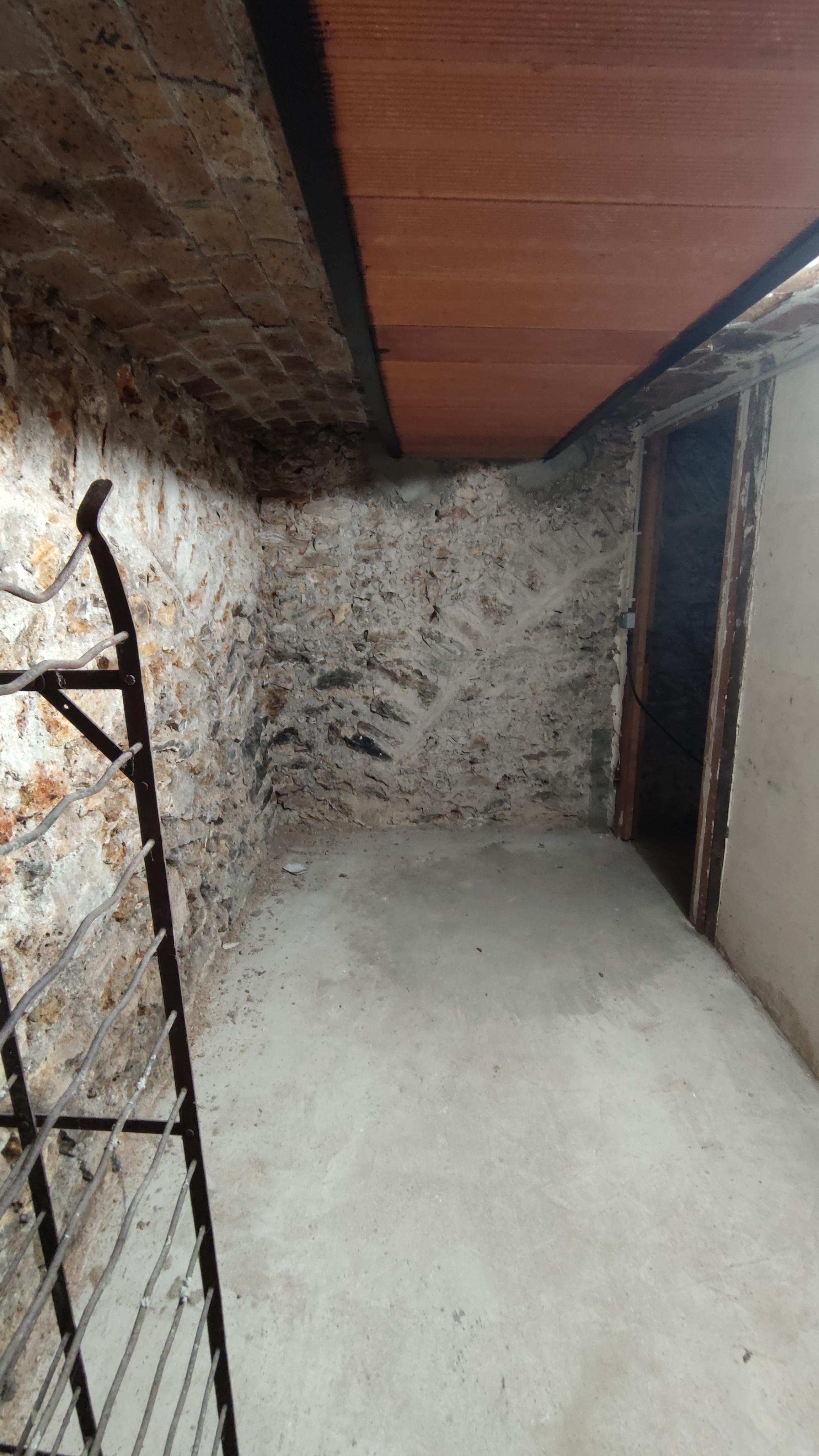 Cave 8m2 à Alésia