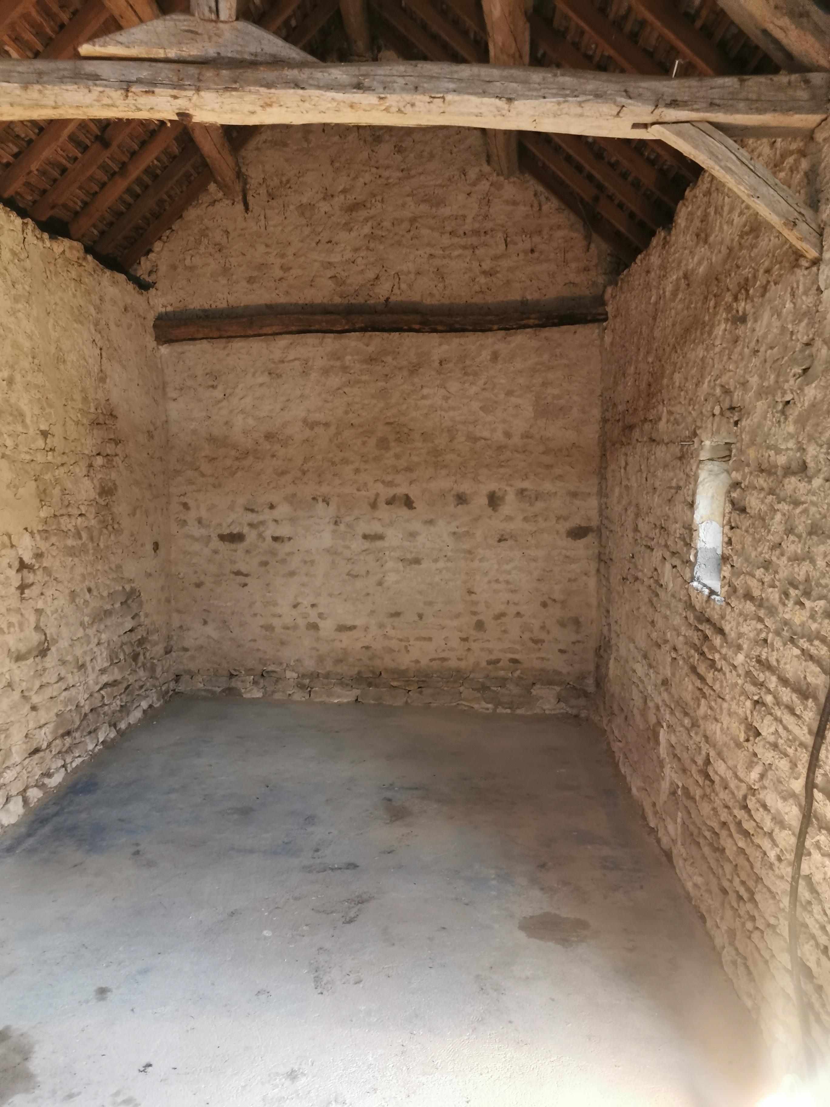 grange de stockage sol béton en fond de