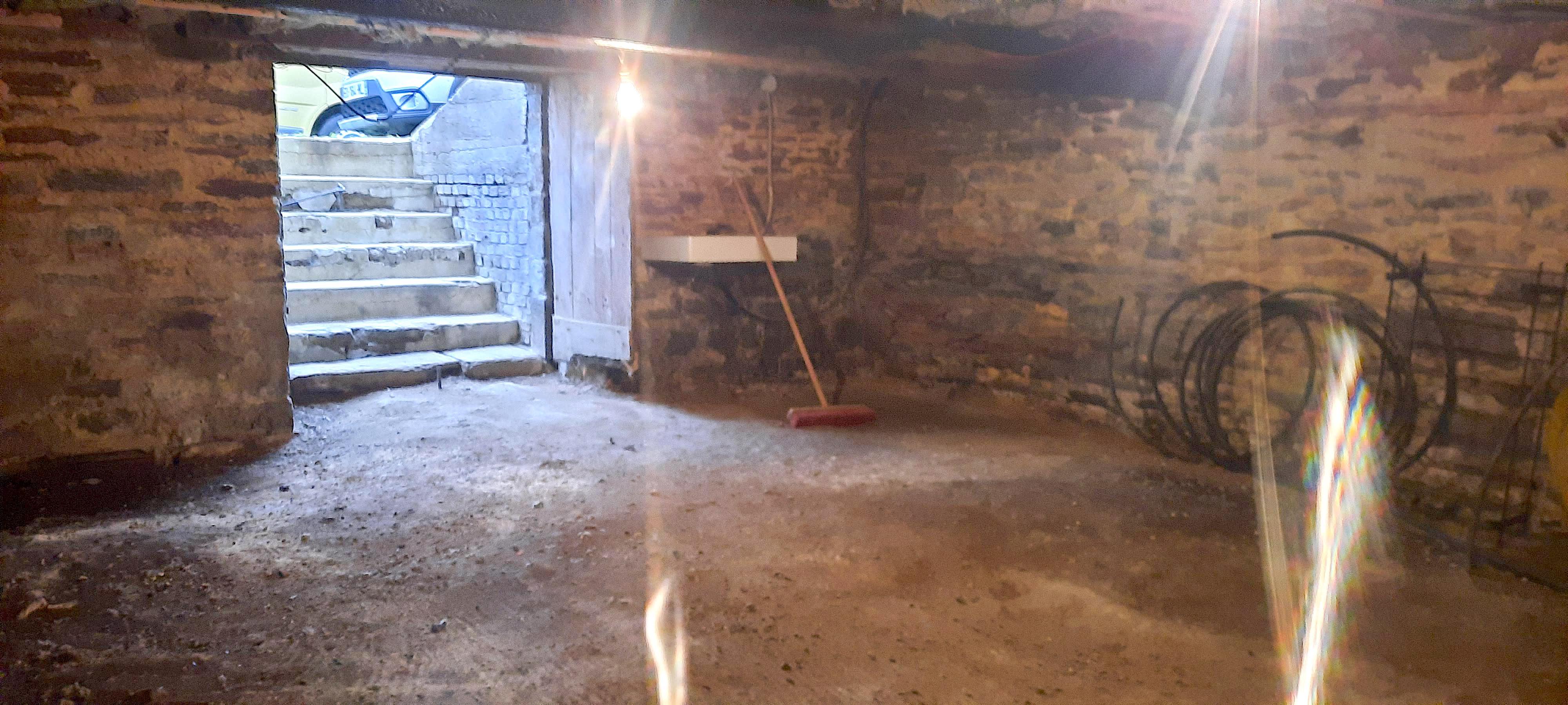 Cave sous habitation avec accès privatif