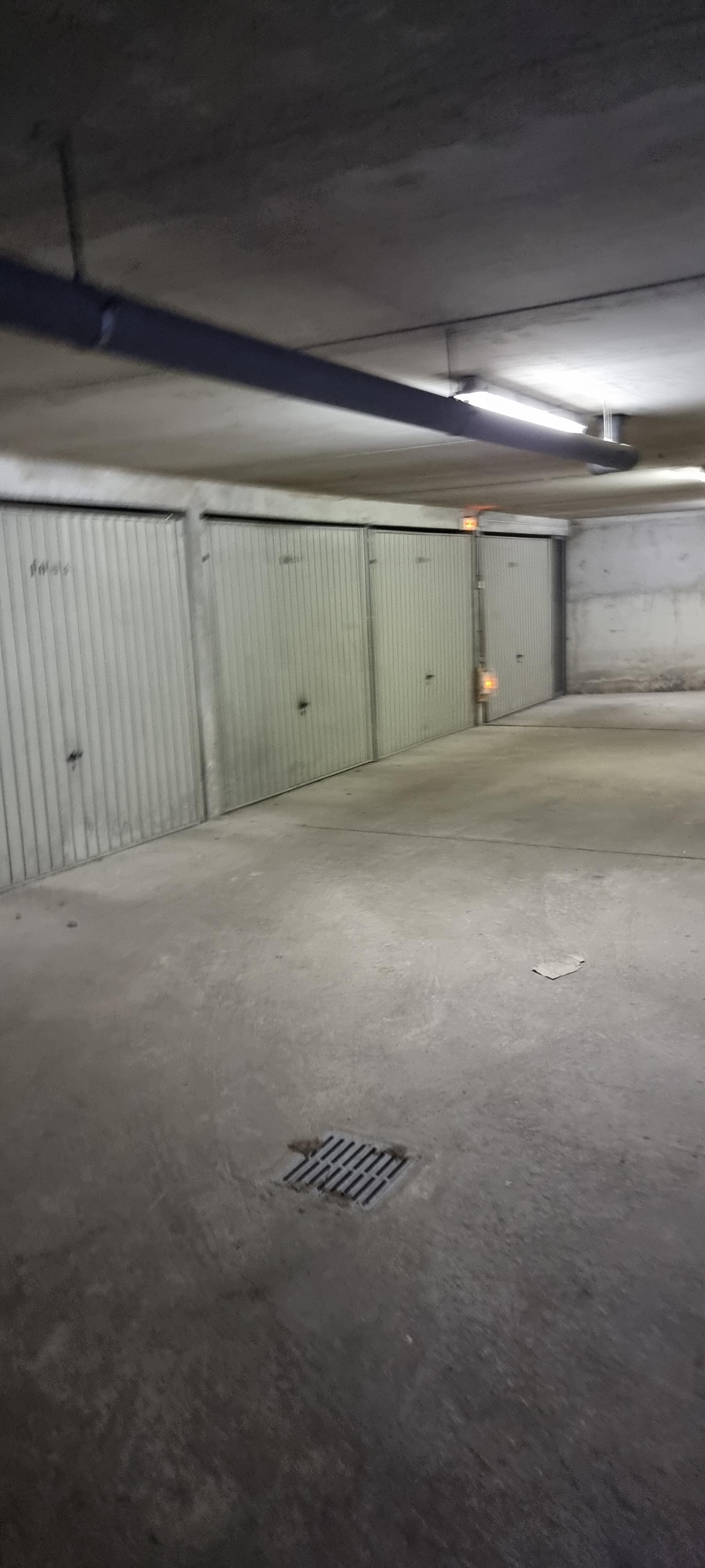 Garage fermé sous-sol pour parking