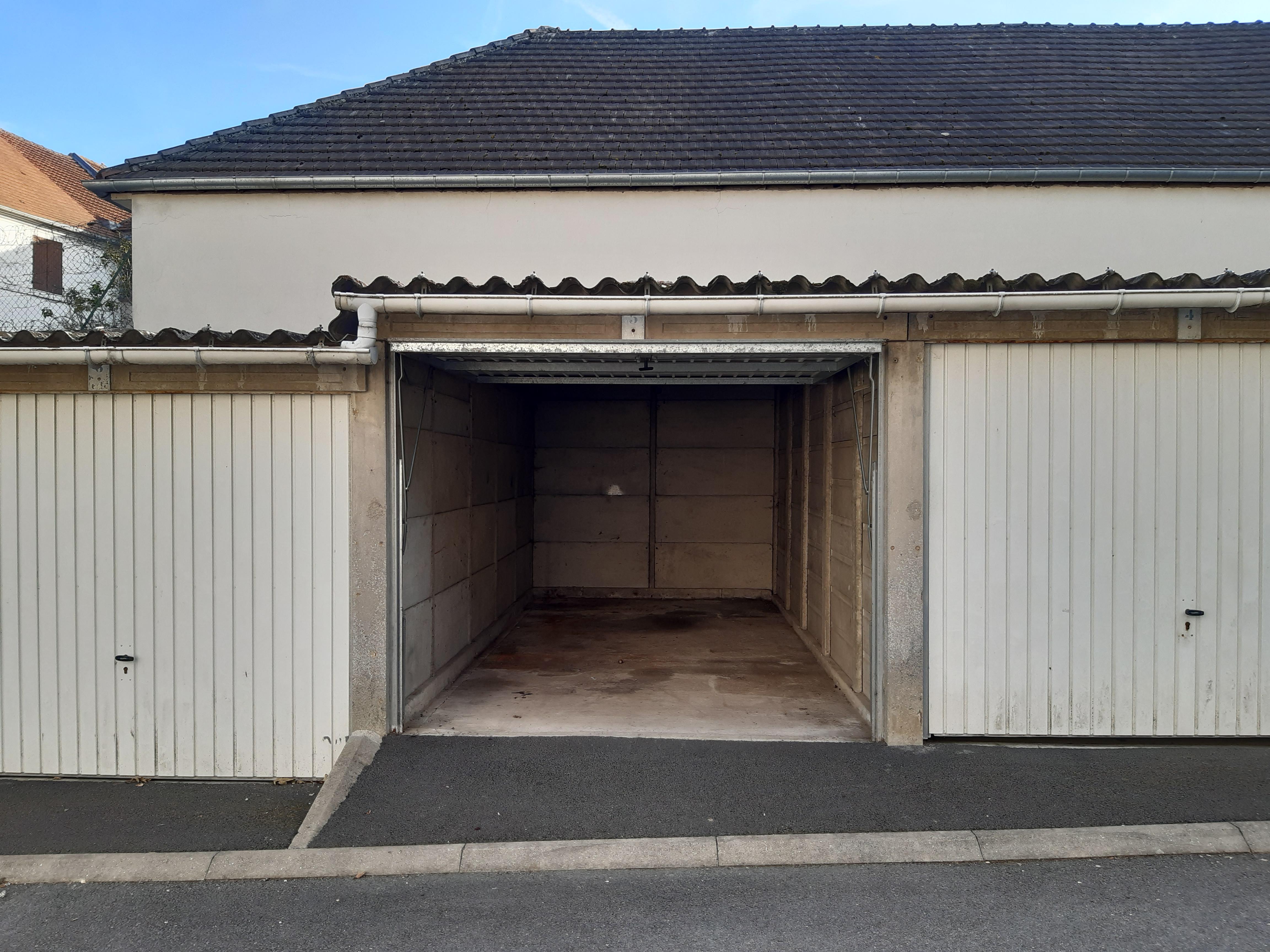 Garage pour stationnement / Nanteuil le Haudouin
