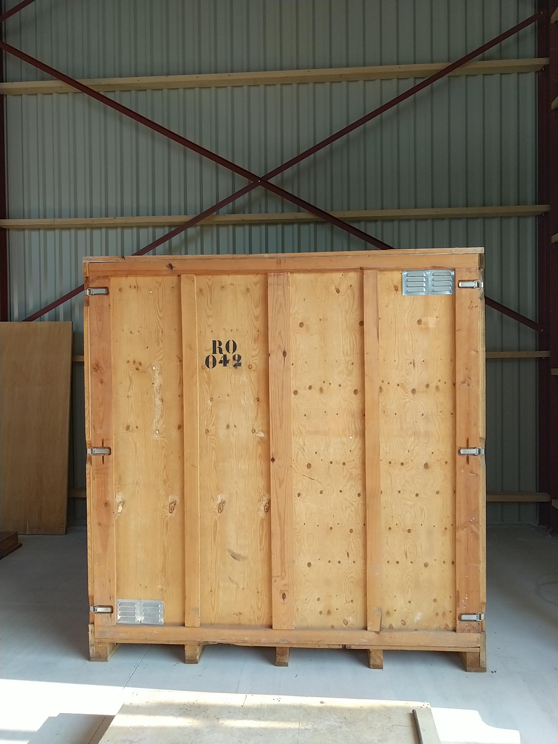 Box en bois individuelle dans un bâtiment fermé