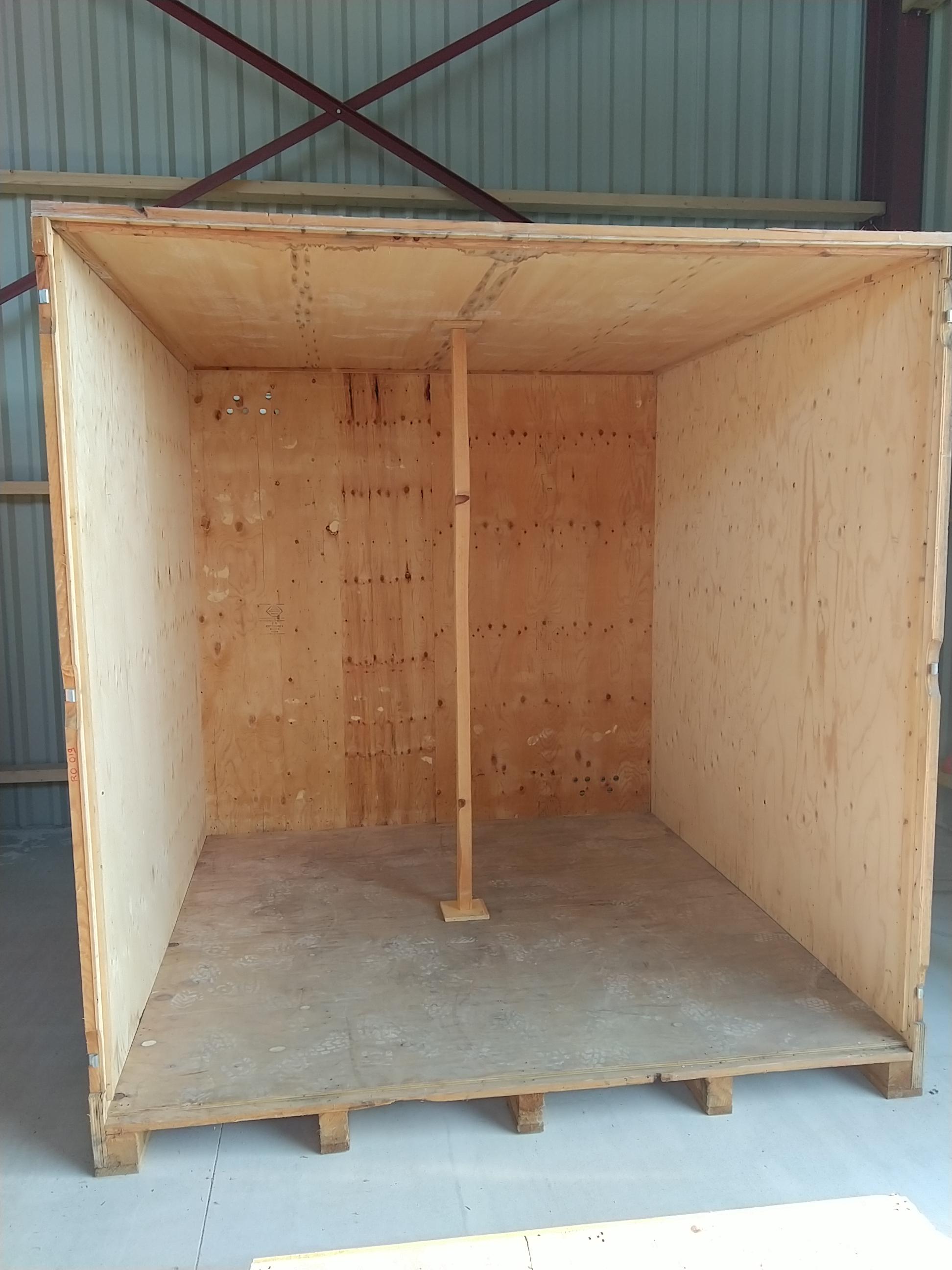 Box en bois individuelle dans un bâtiment fermé