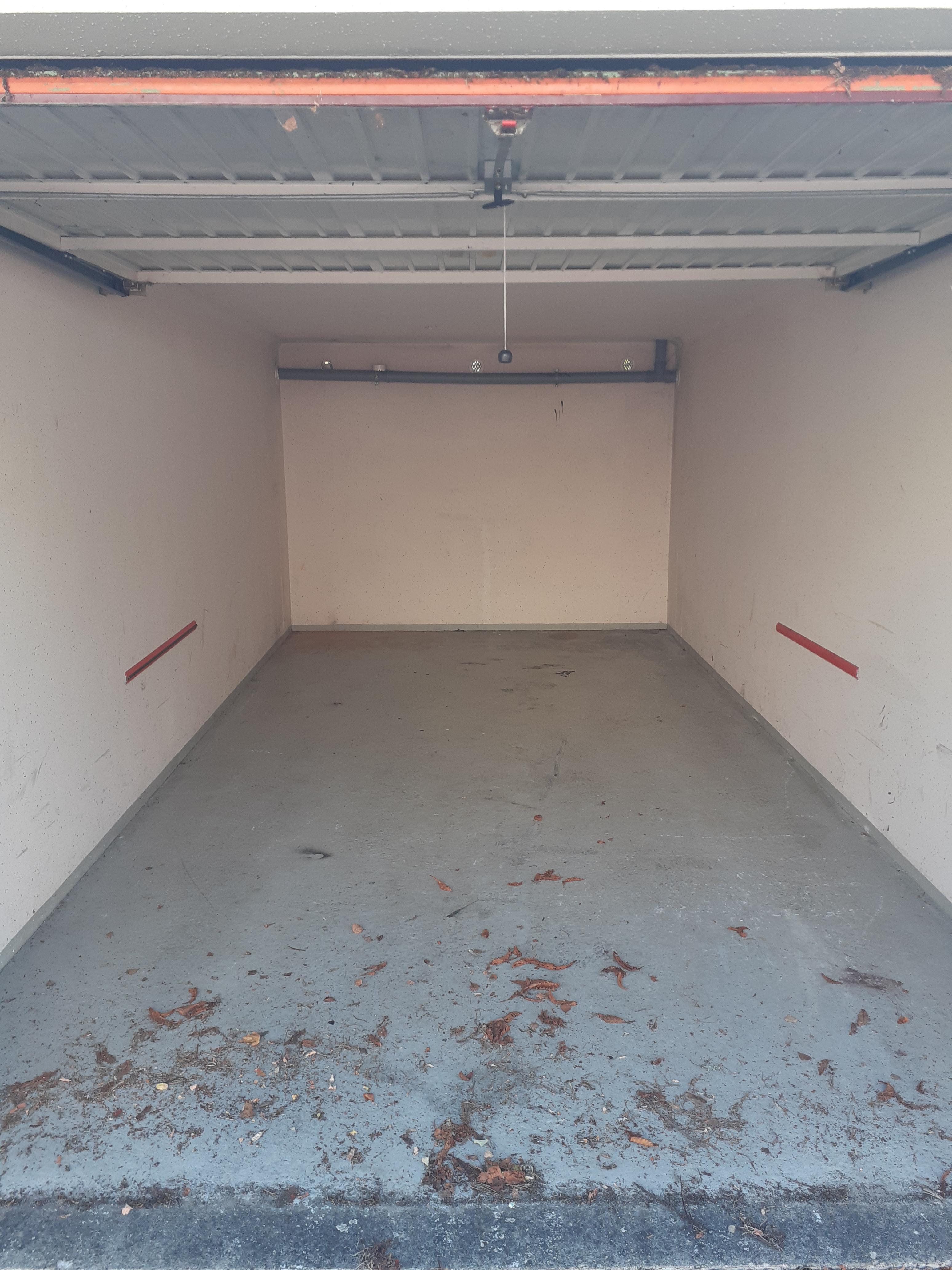 Stockage / garde meuble / Parking fermé