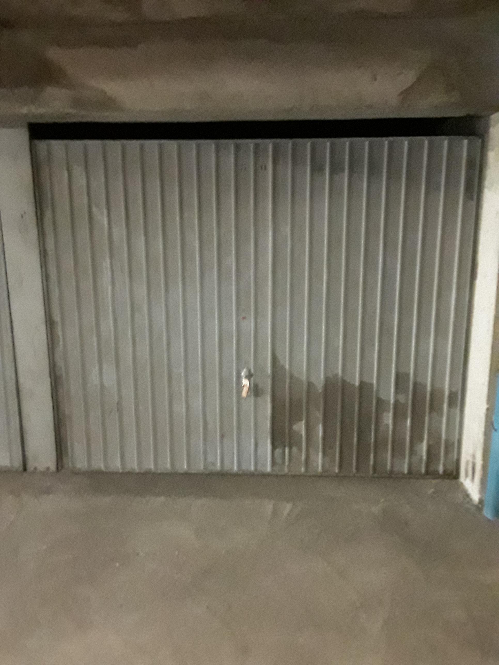 A louer : place de parking fermée /