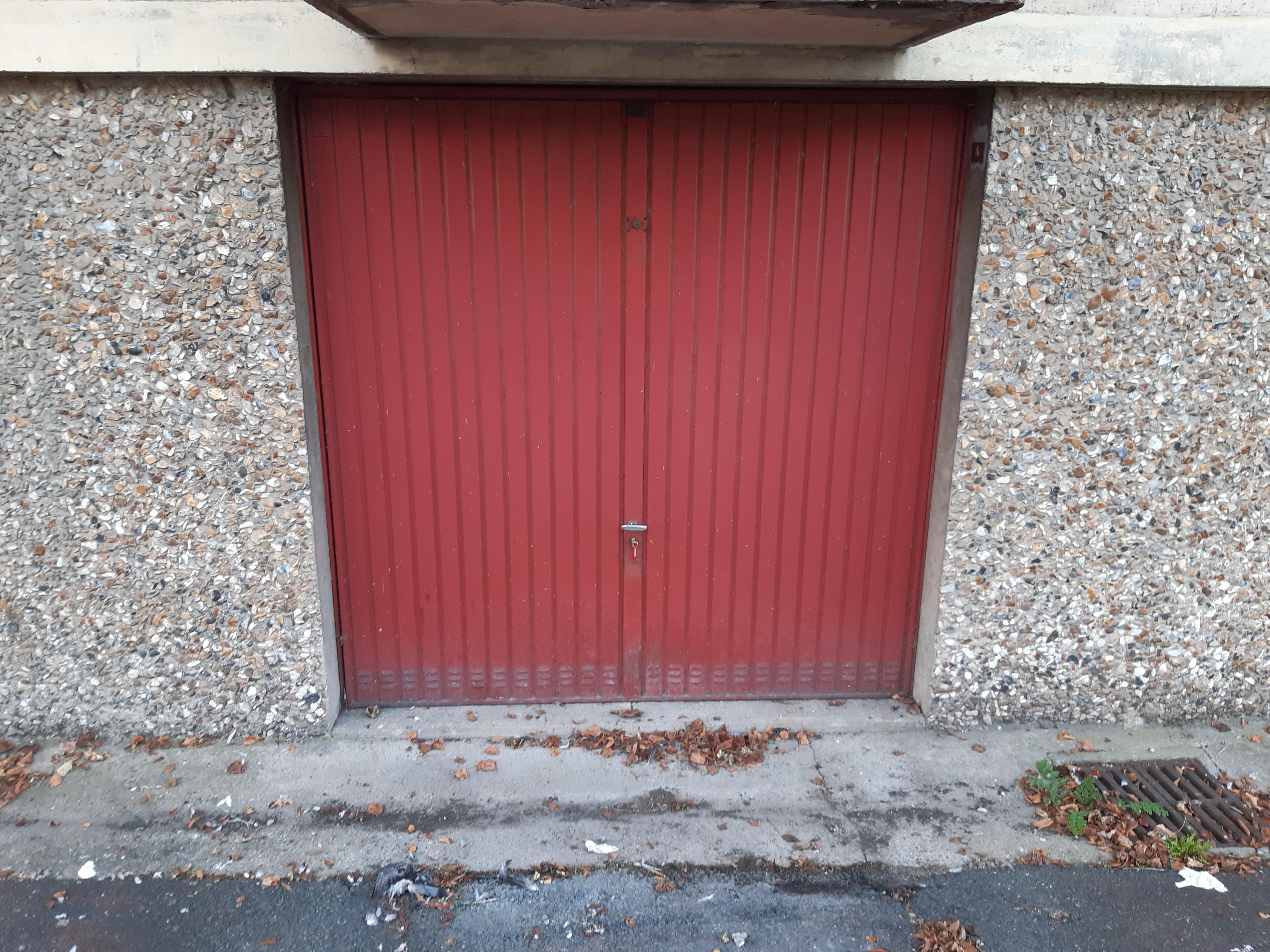Grand box au sein d'une résidence