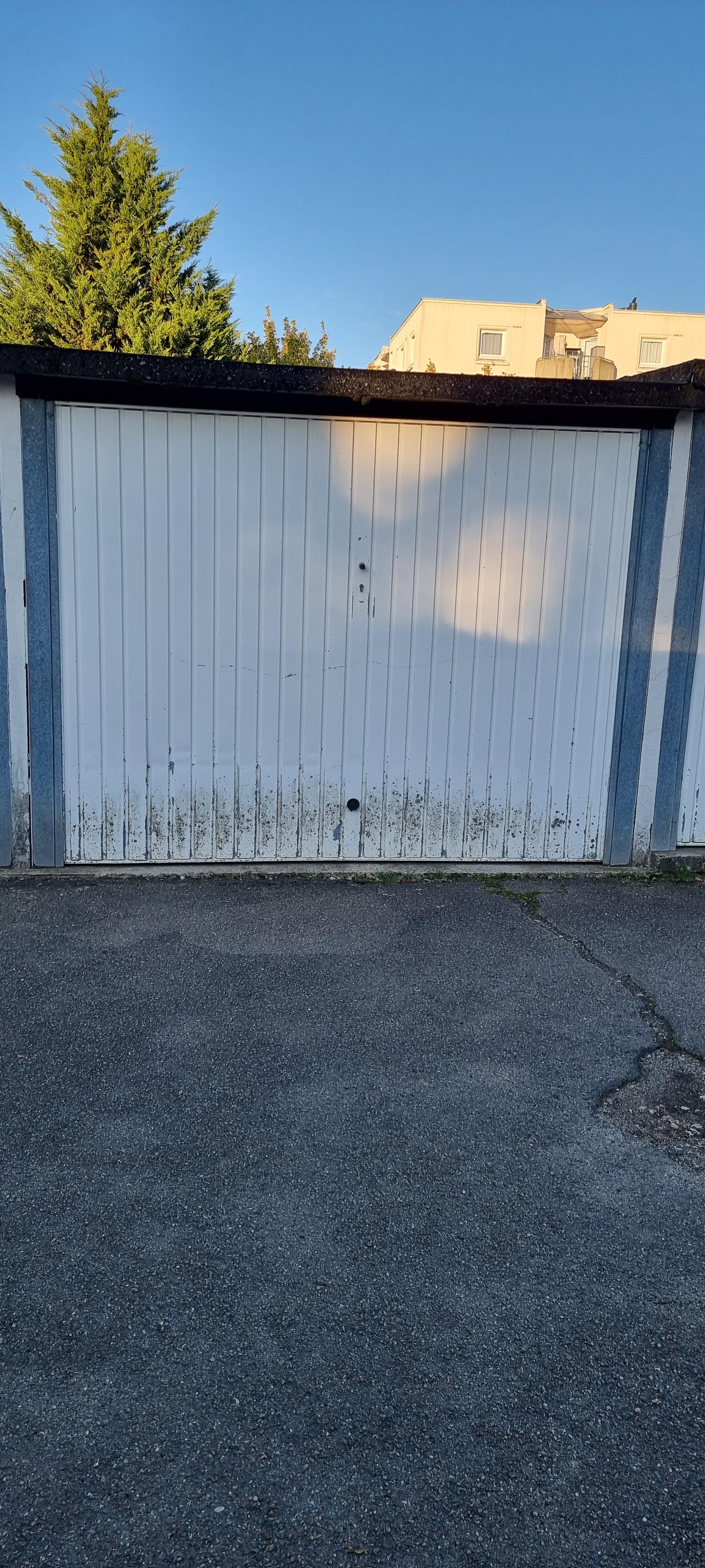 Garage fermé rez de chaussée extérieur