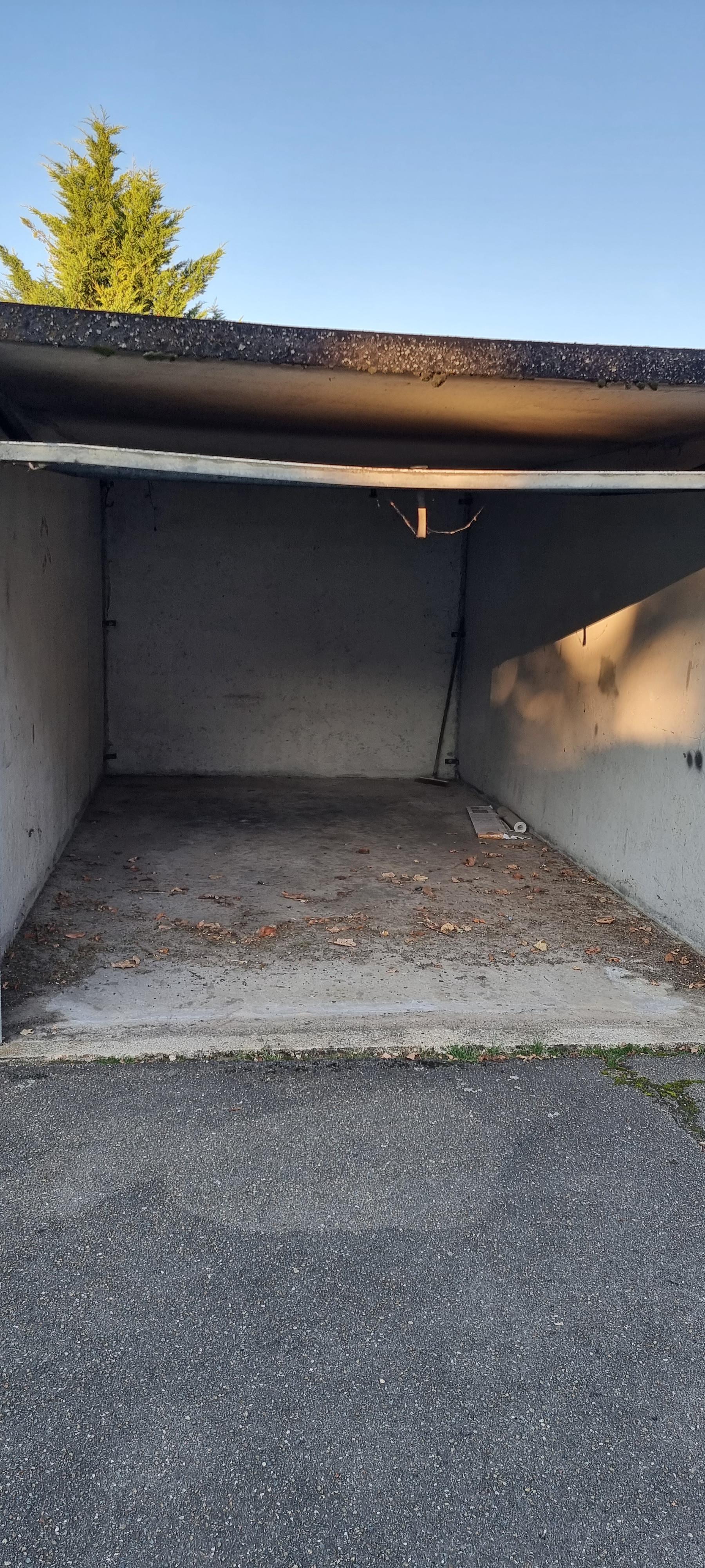 Garage fermé rez de chaussée extérieur