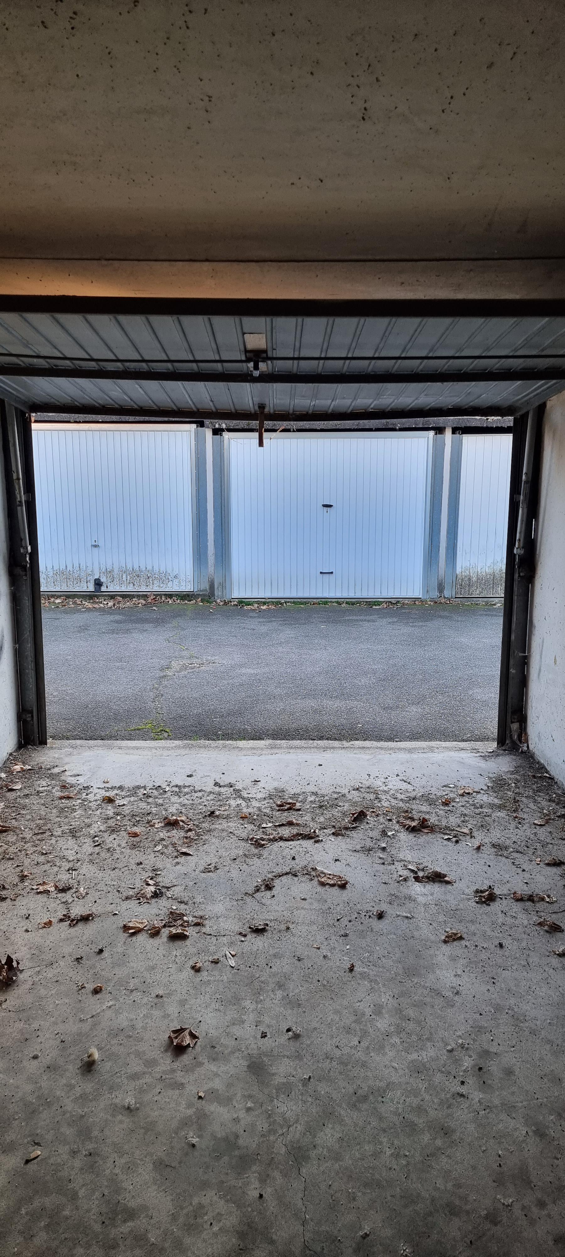 Garage fermé rez de chaussée extérieur