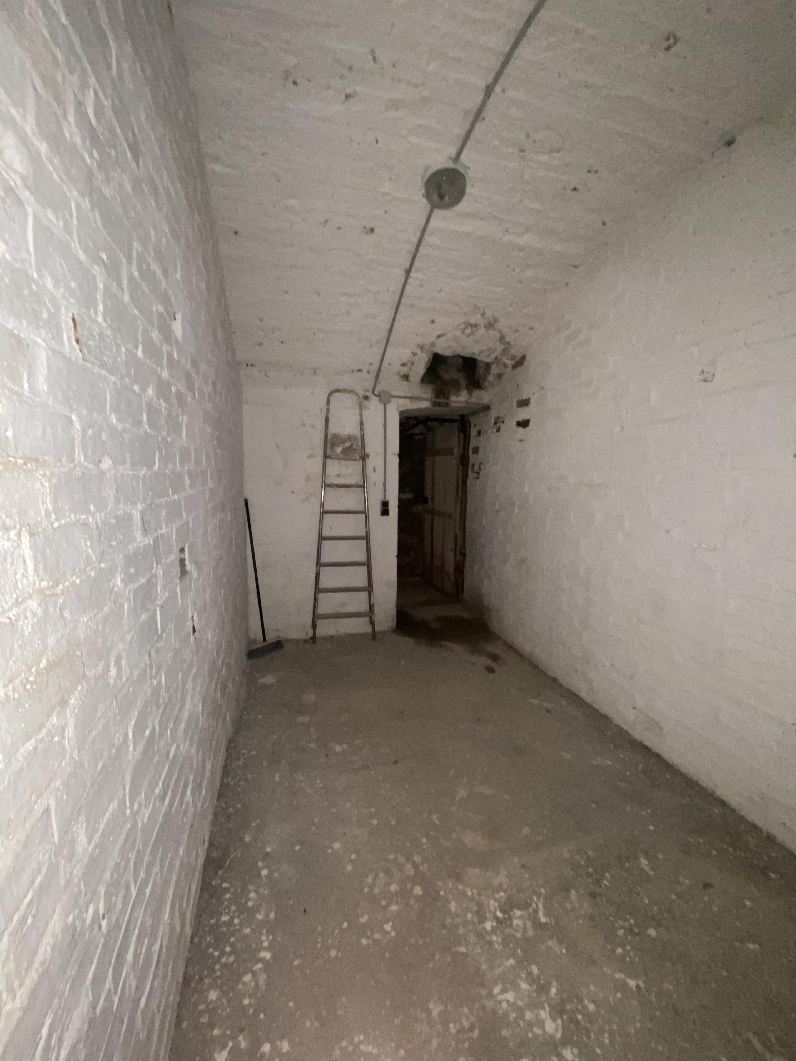 Location cave 10m carre 75008 Miromesnil