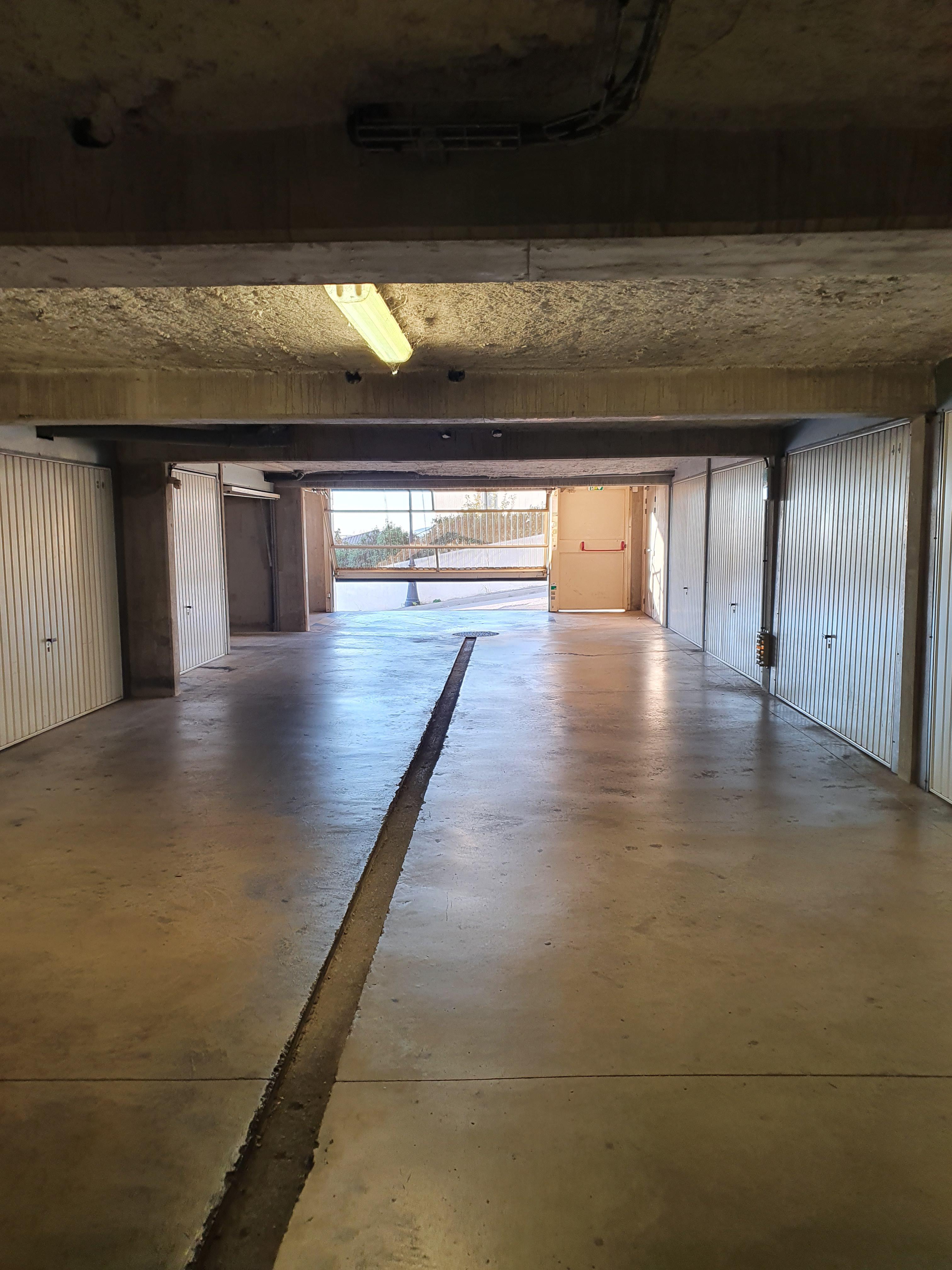 Garage fermé en sous-sol