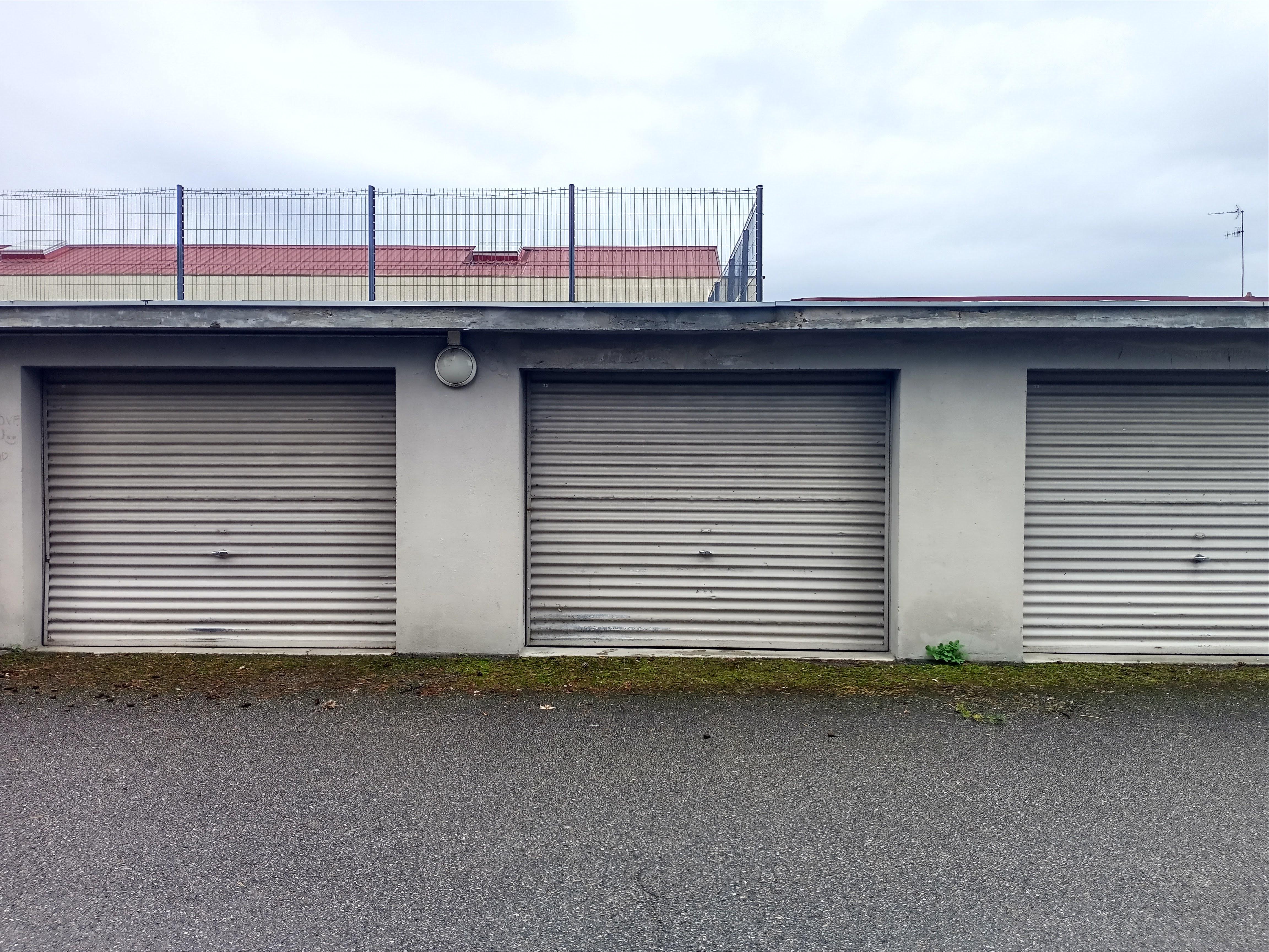 Grand garage en rez de chaussée - Bourg