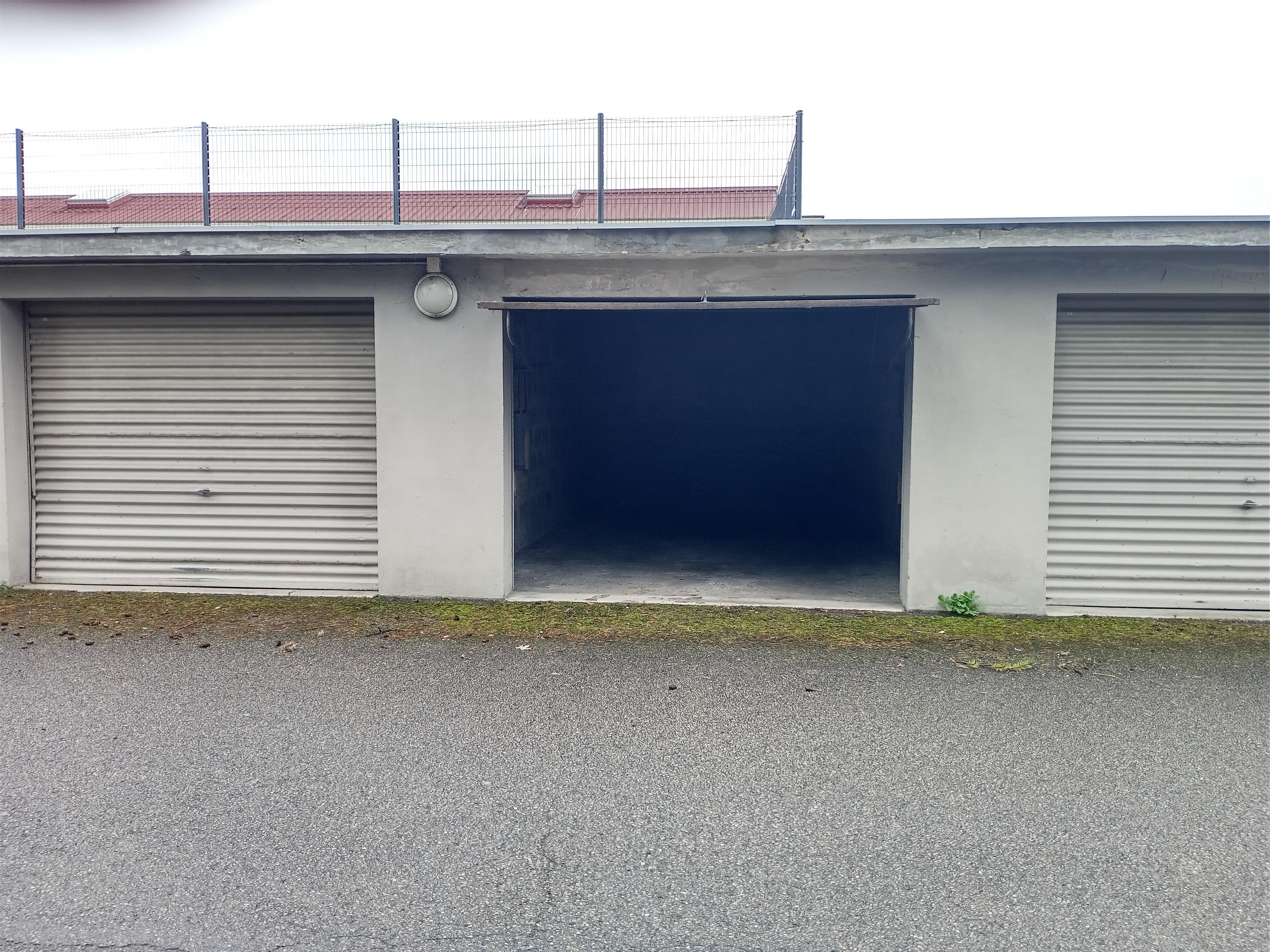 Grand garage en rez de chaussée - Bourg