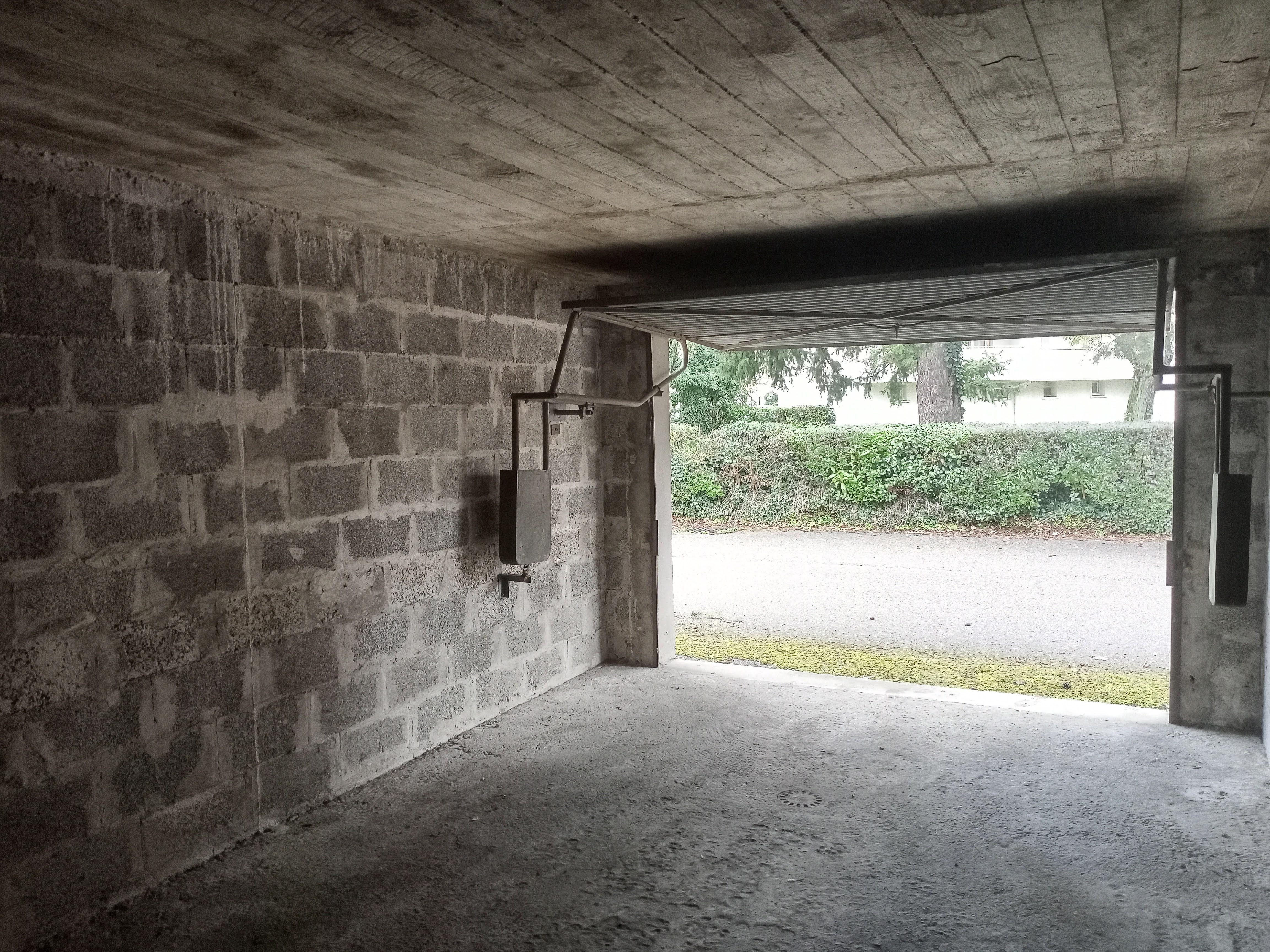 Grand garage en rez de chaussée - Bourg