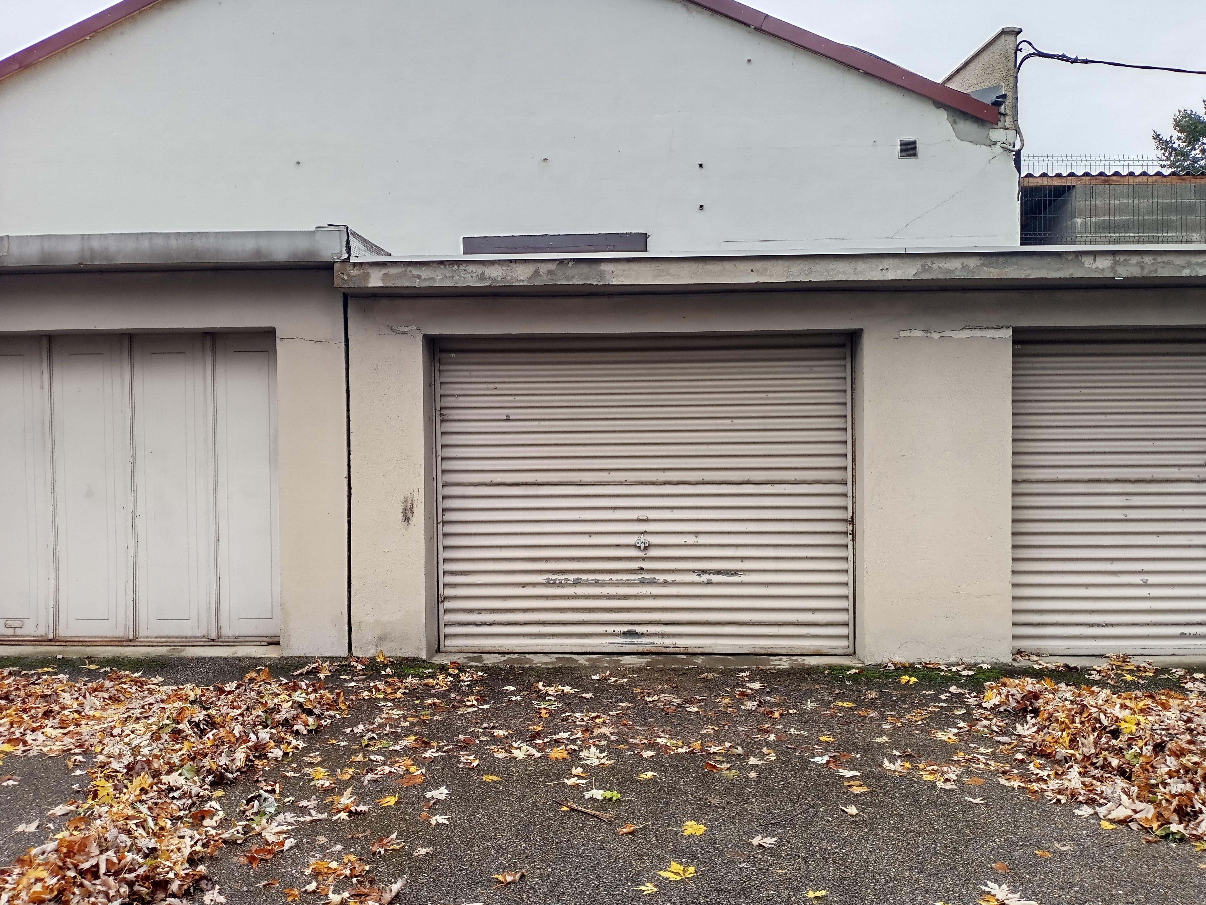 Box fermé à louer : stockage ou parking