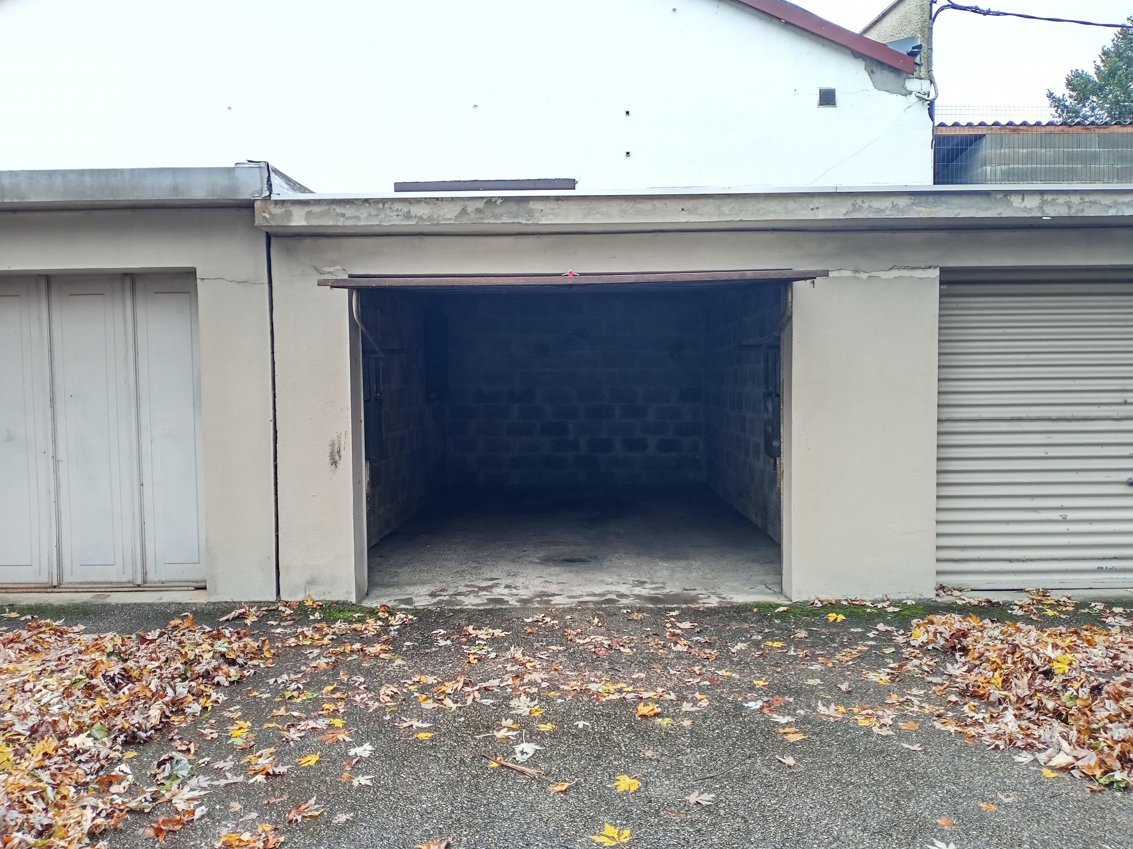 Box fermé à louer : stockage ou parking