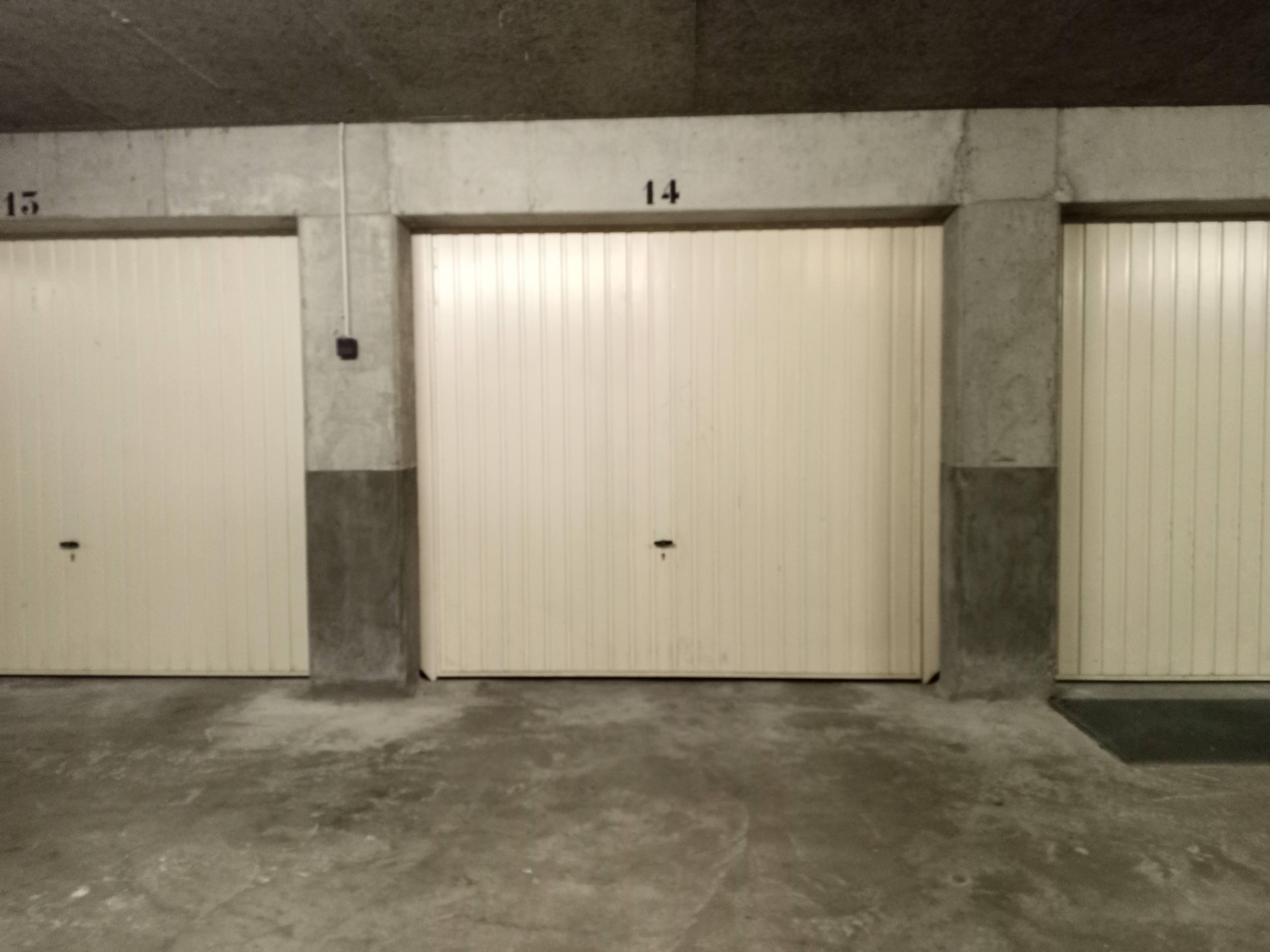 Garage fermé 14m2 à louer à Bourg
