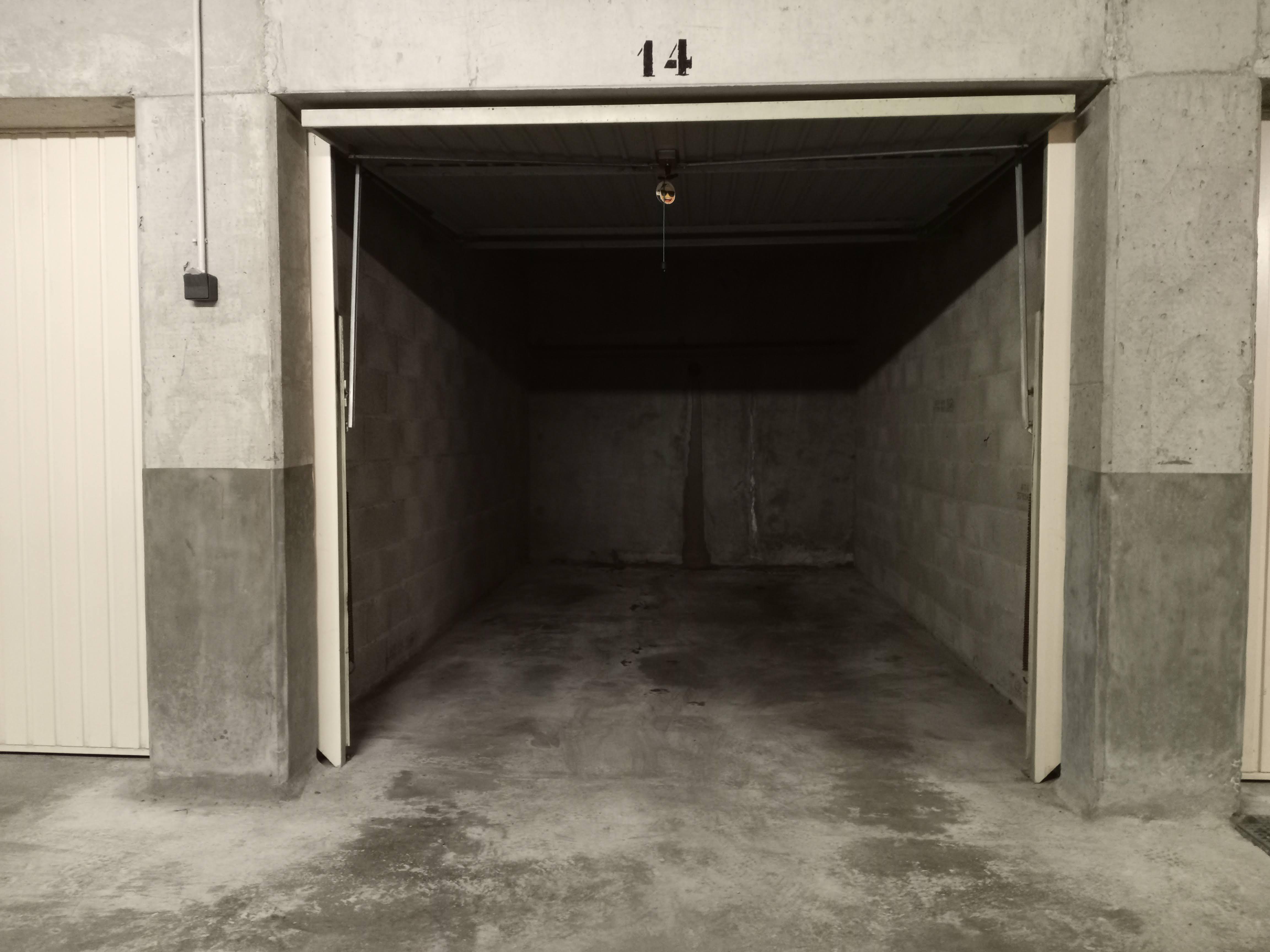 Garage fermé 14m2 à louer à Bourg