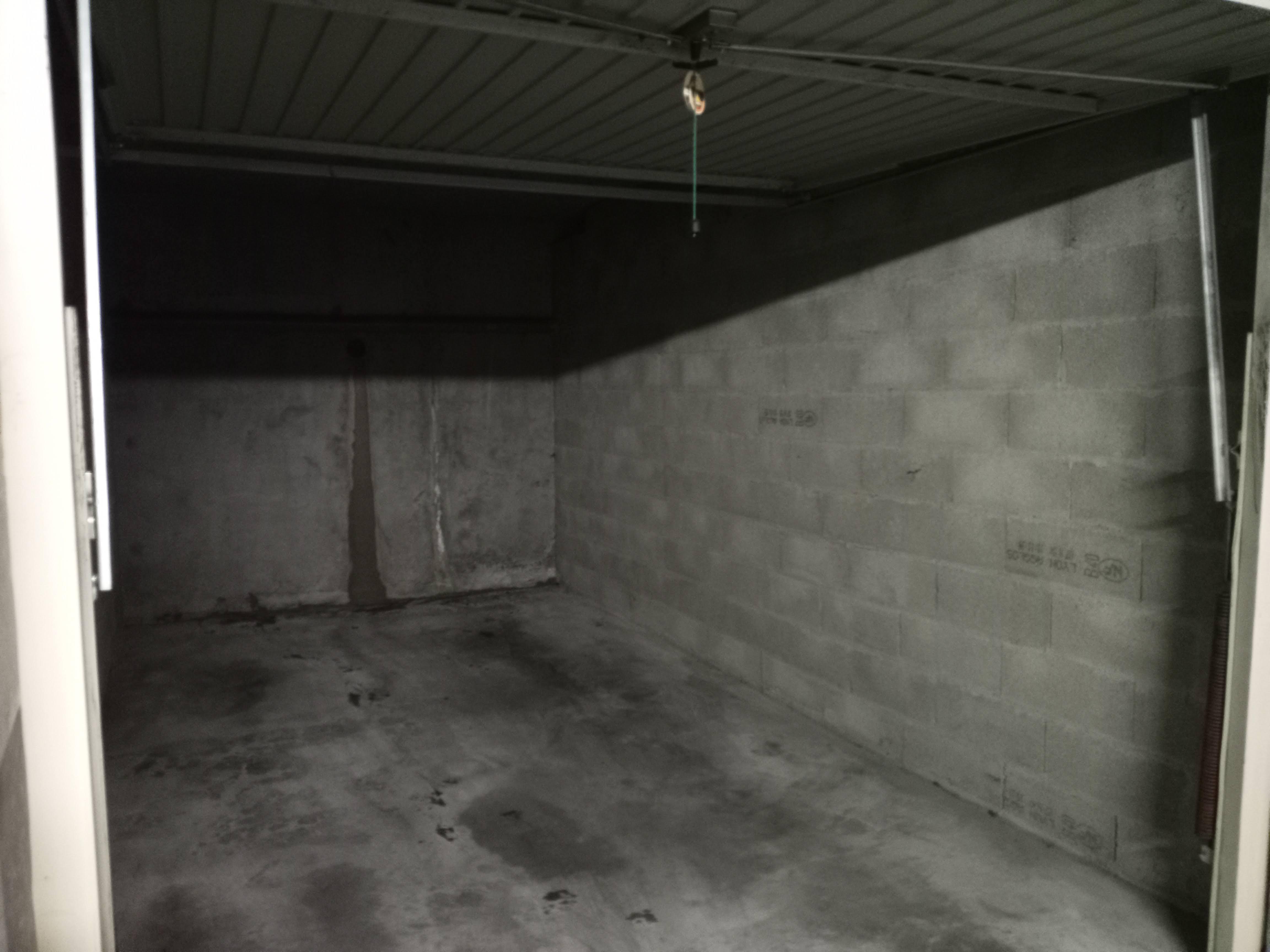 Garage fermé 14m2 à louer à Bourg