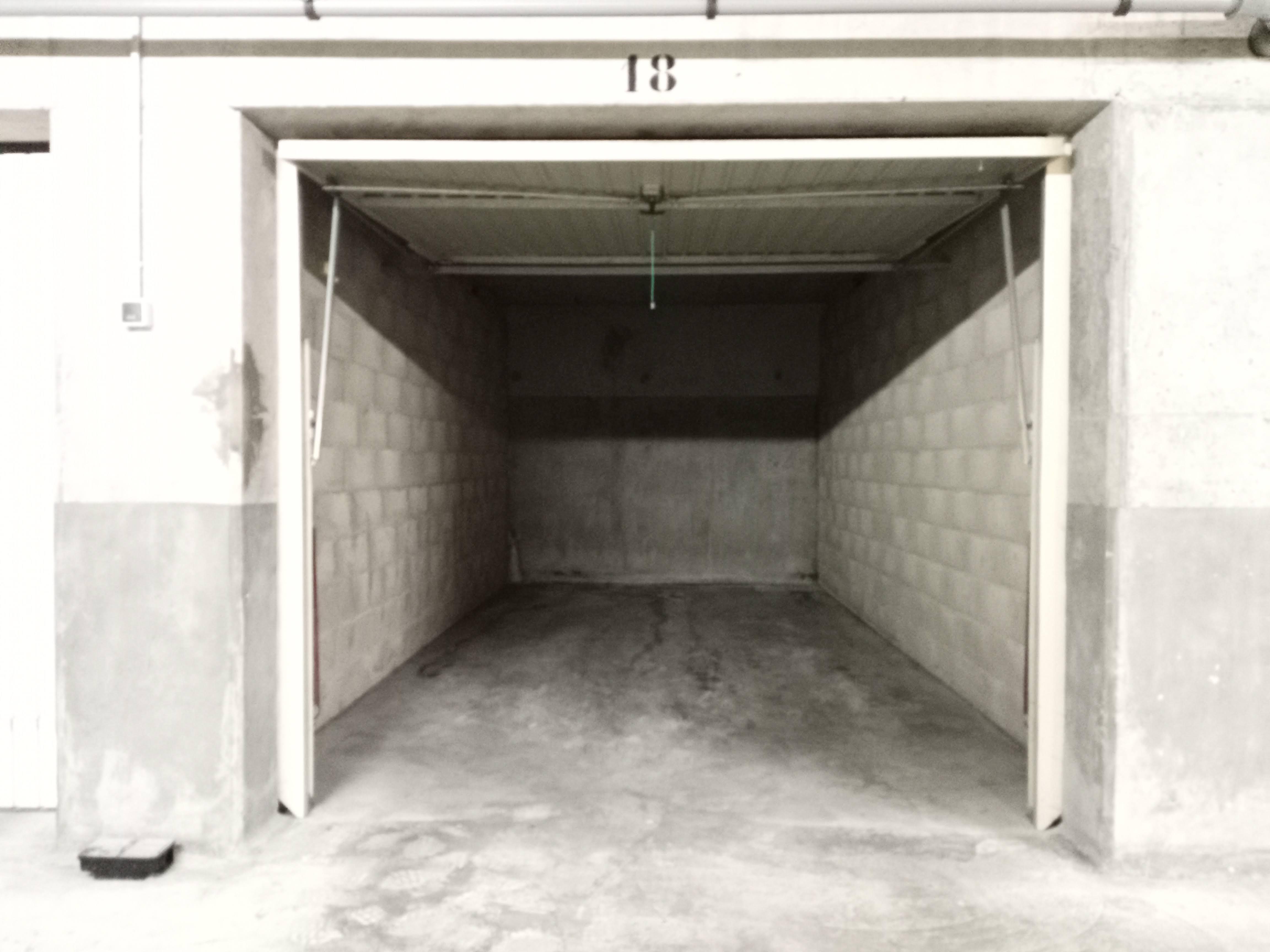Grand garage en sous sol