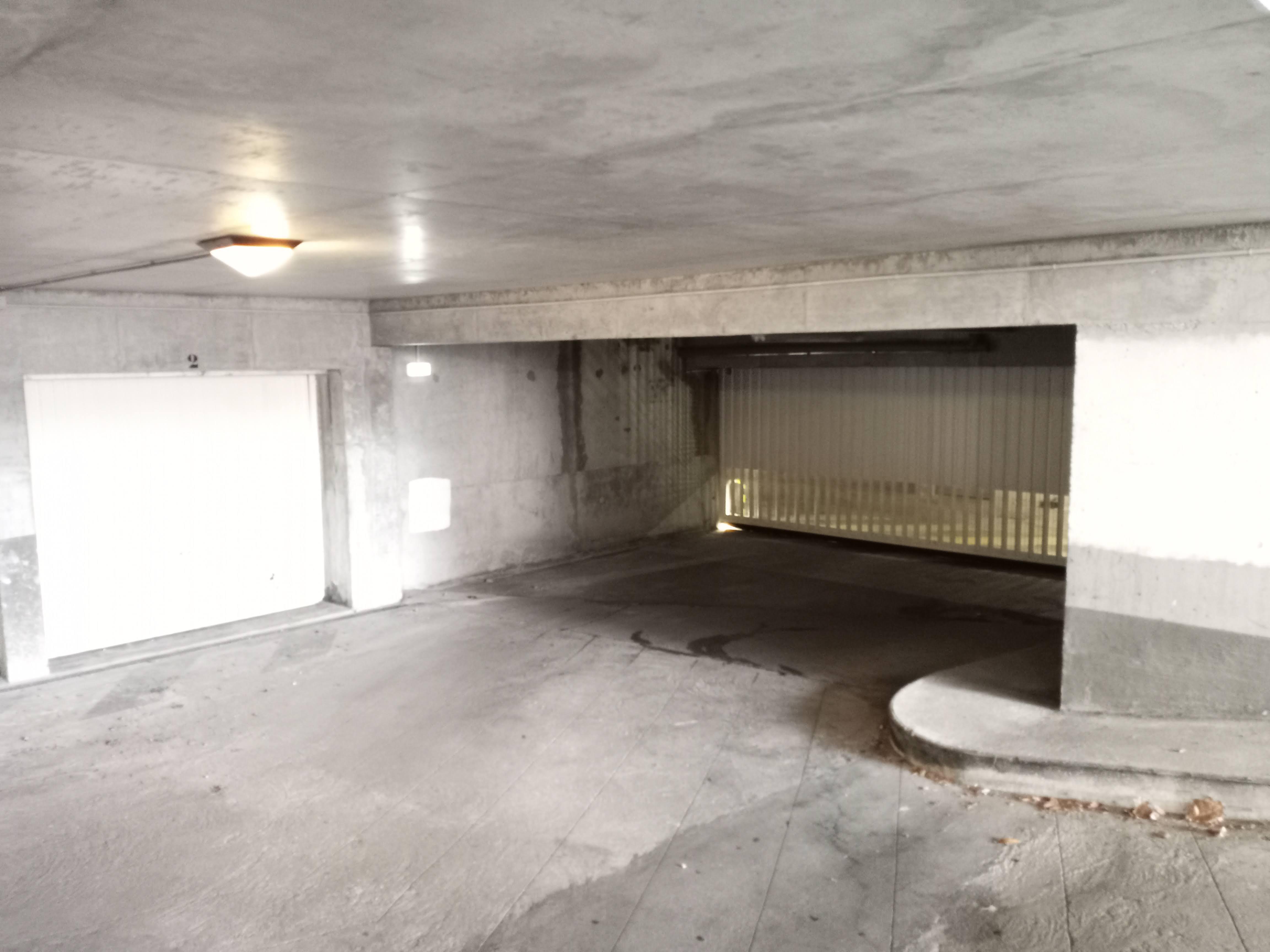 Grand garage en sous sol