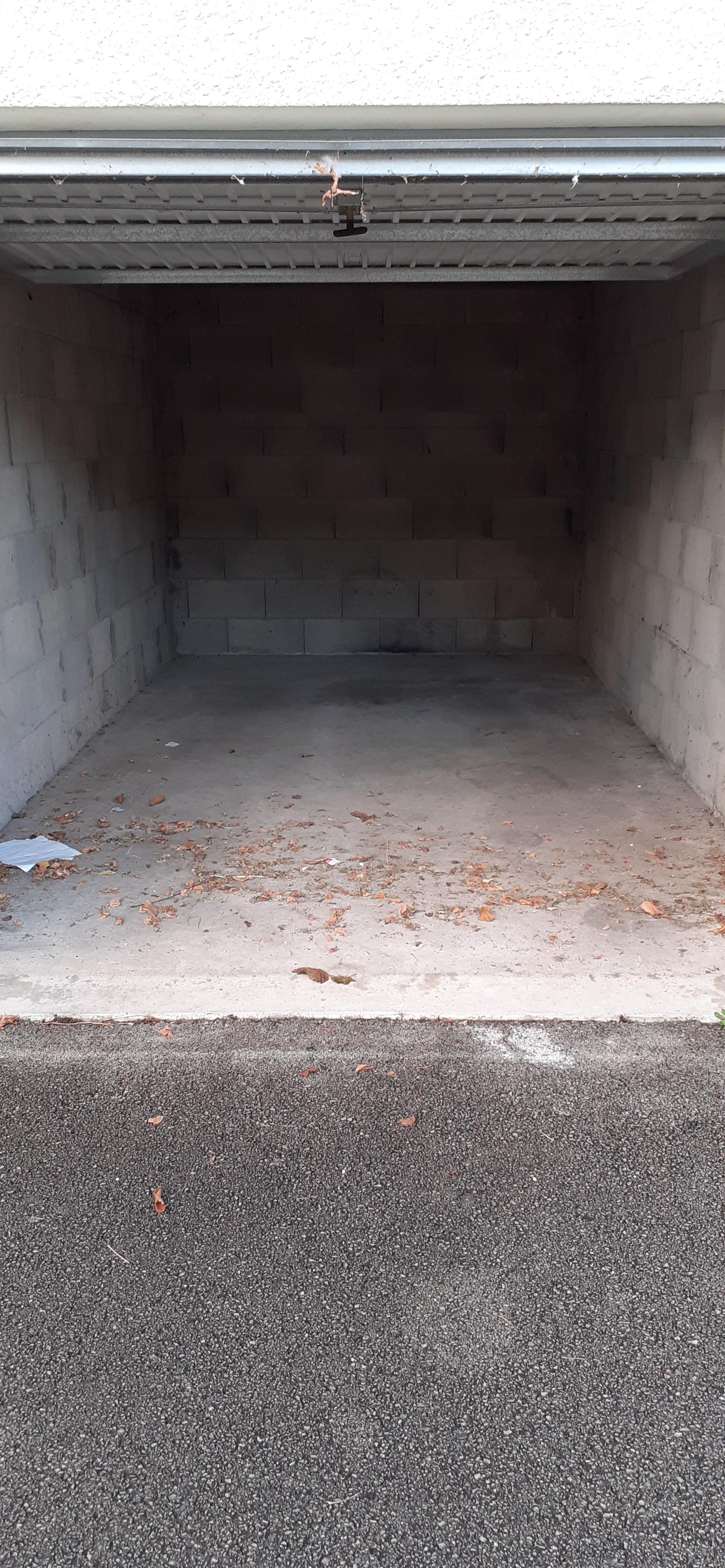 Box fermé en RDC extérieur : stockage ou