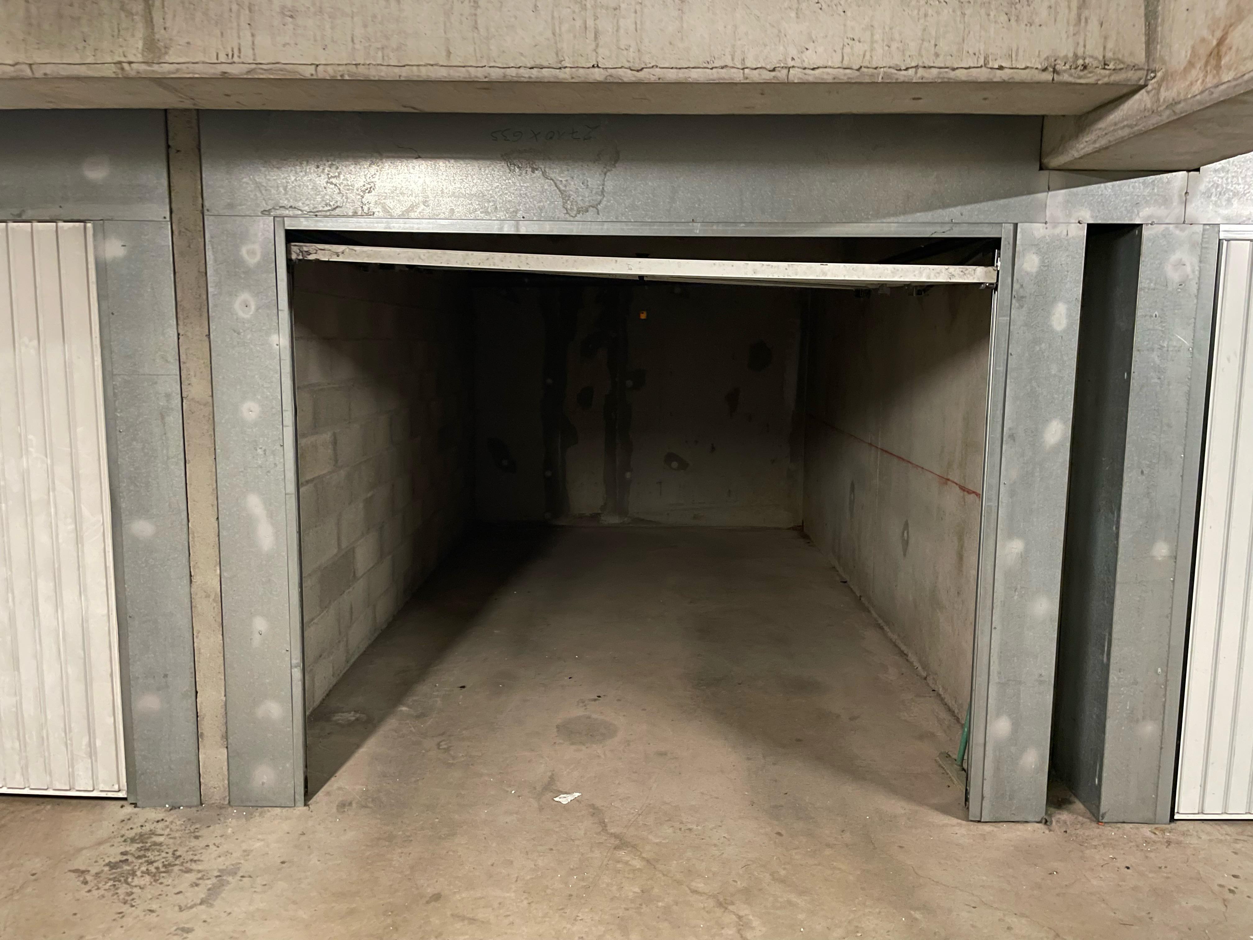 Box sous sol : parking / garage