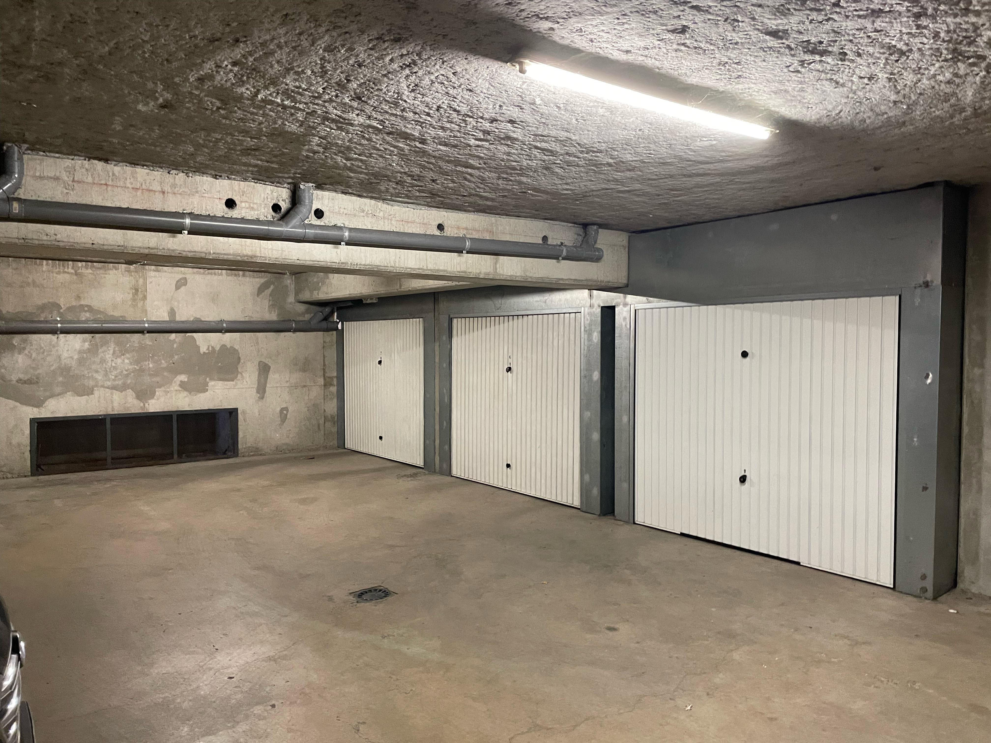 Box sous sol : parking / garage