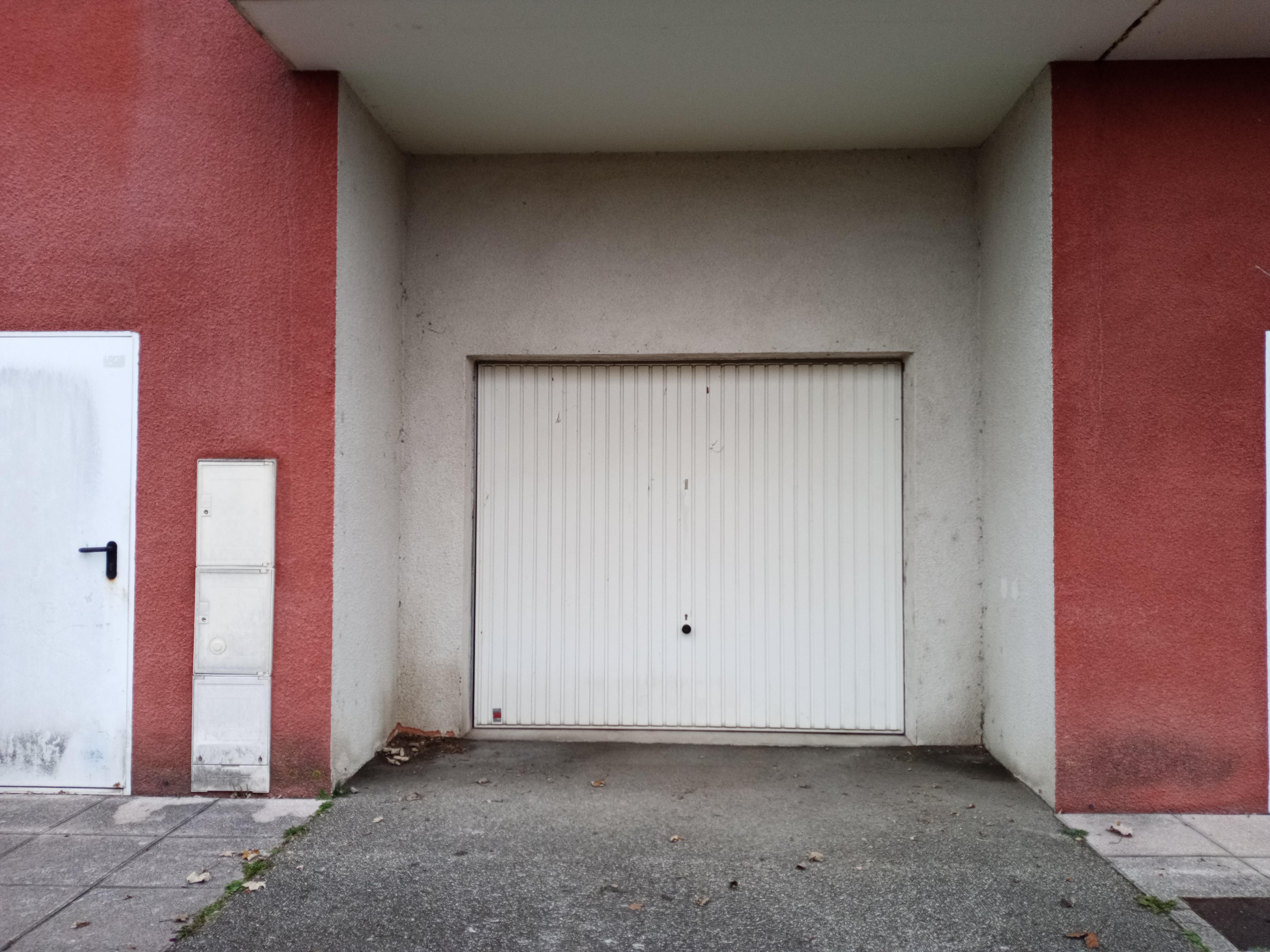 Grand garage à louer parking