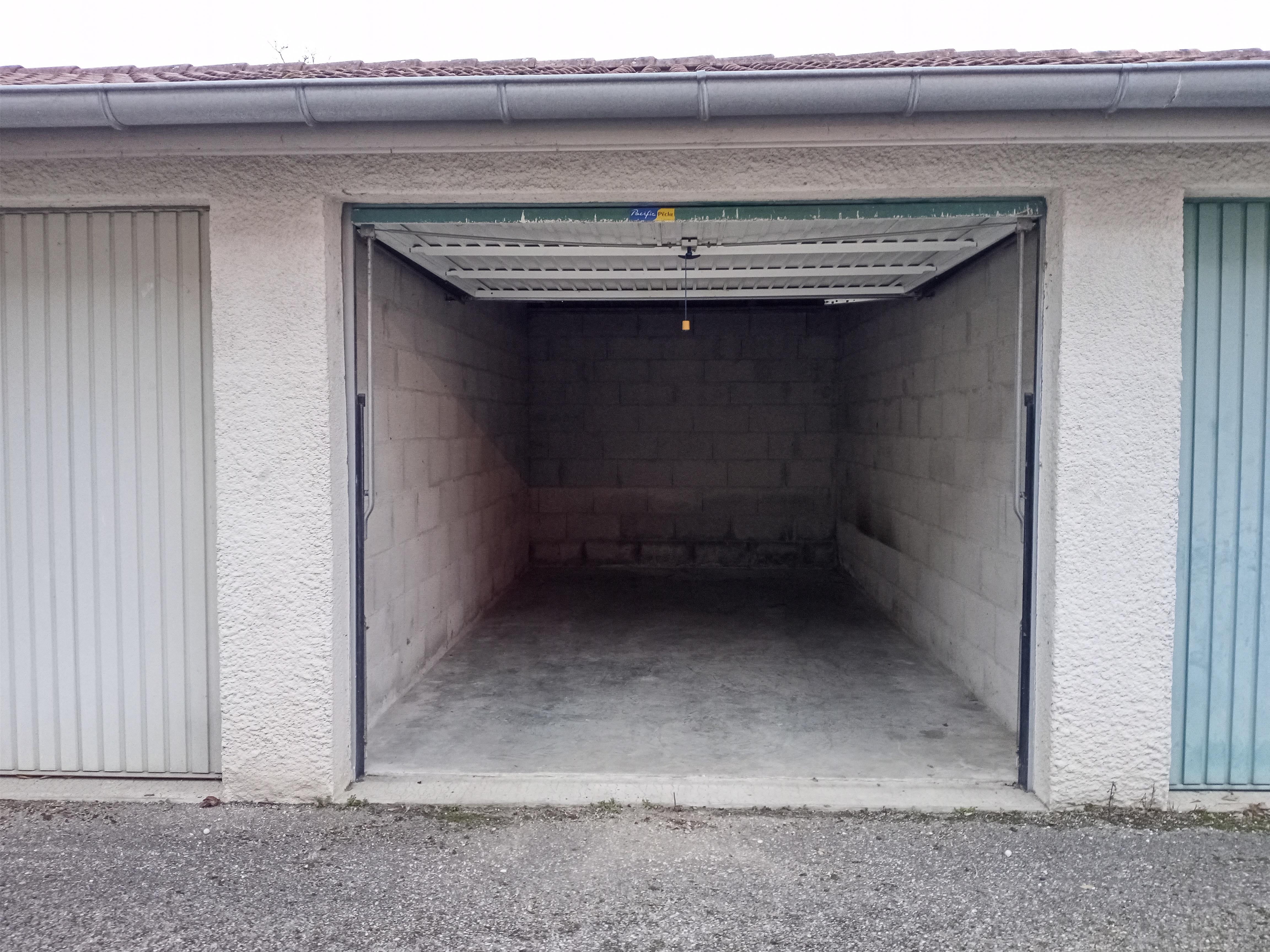 Location box fermé à Certines
