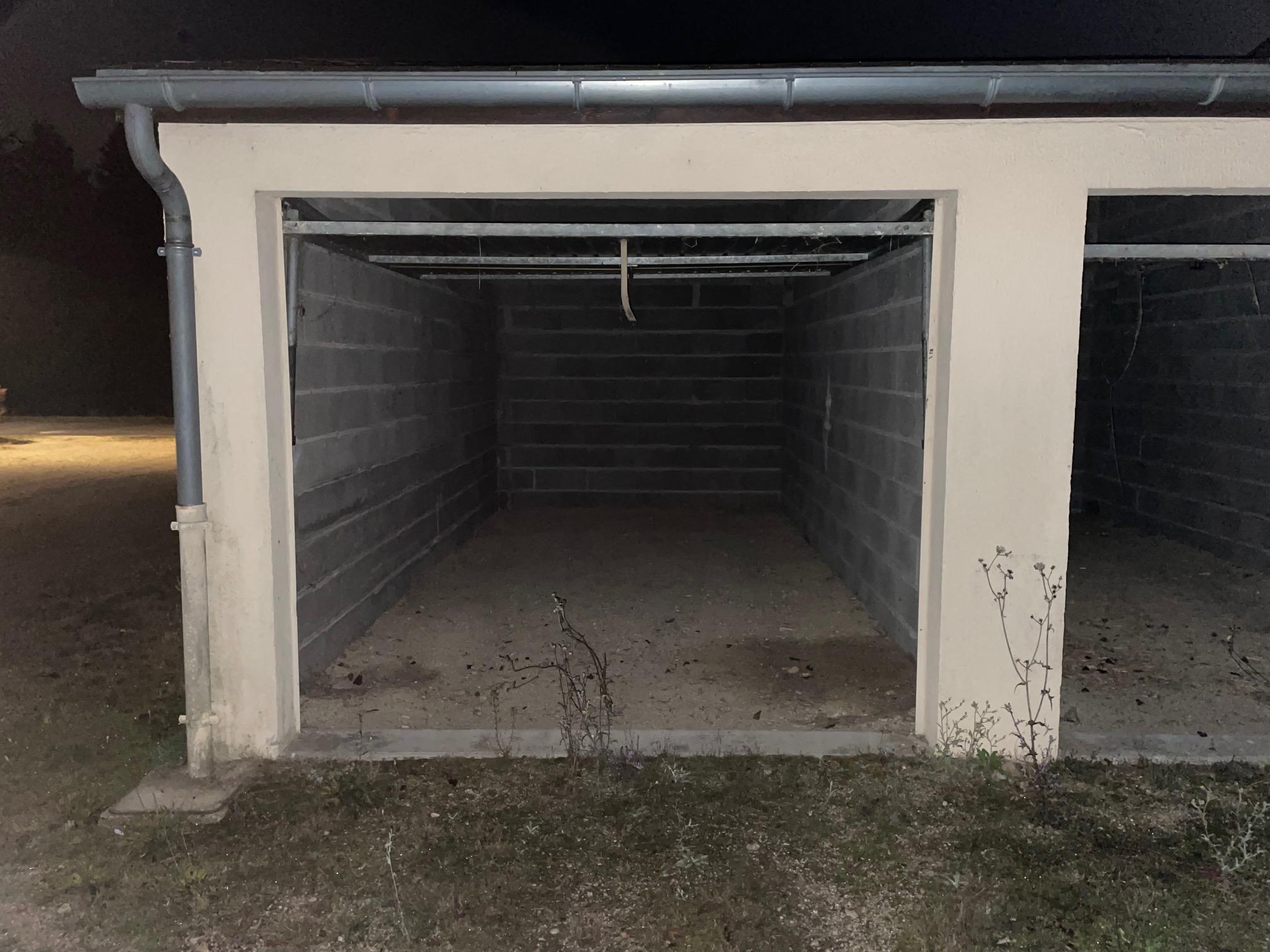 Garage/ garde meuble a louer