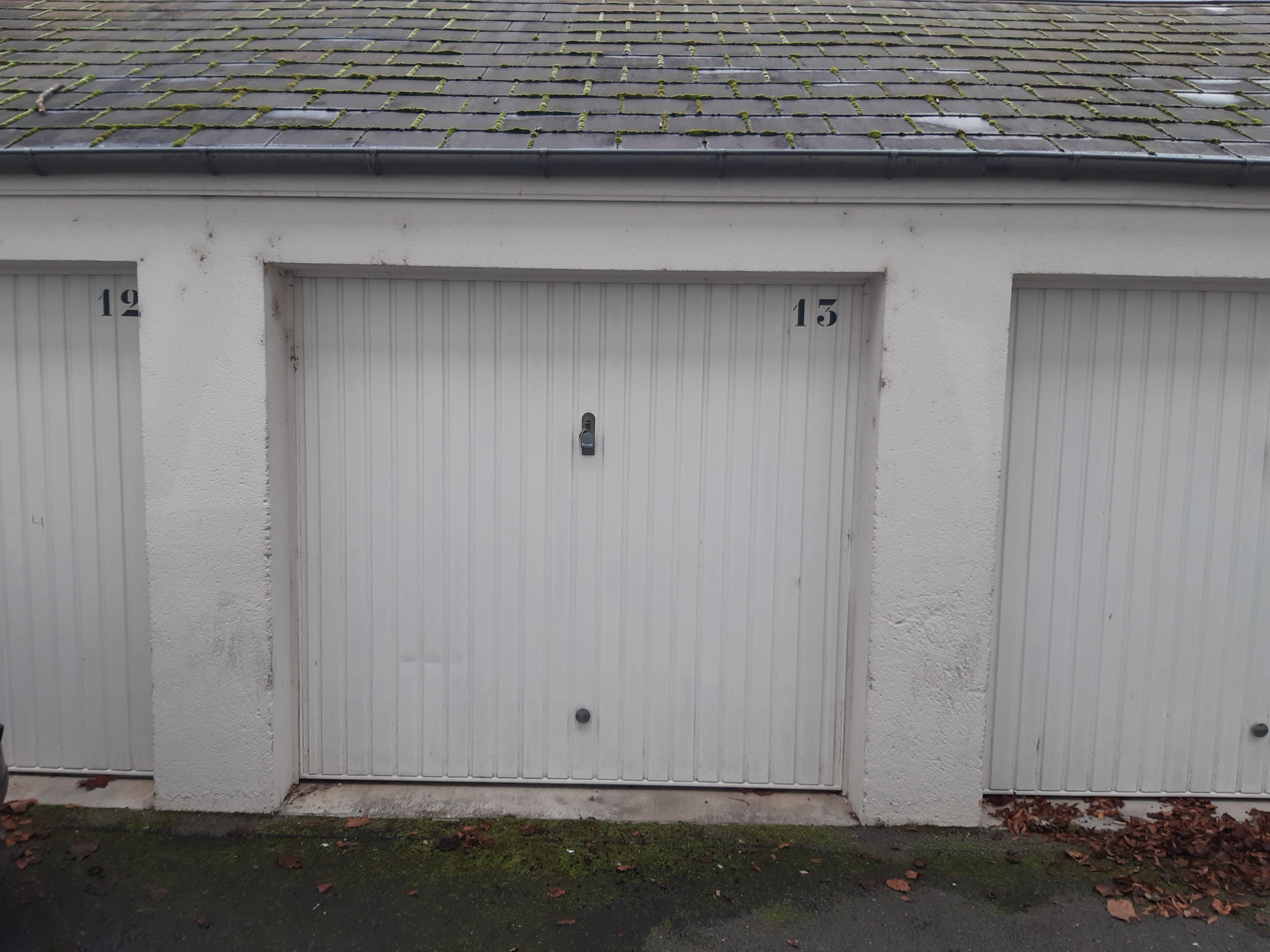 Garage/ garde meuble a louer