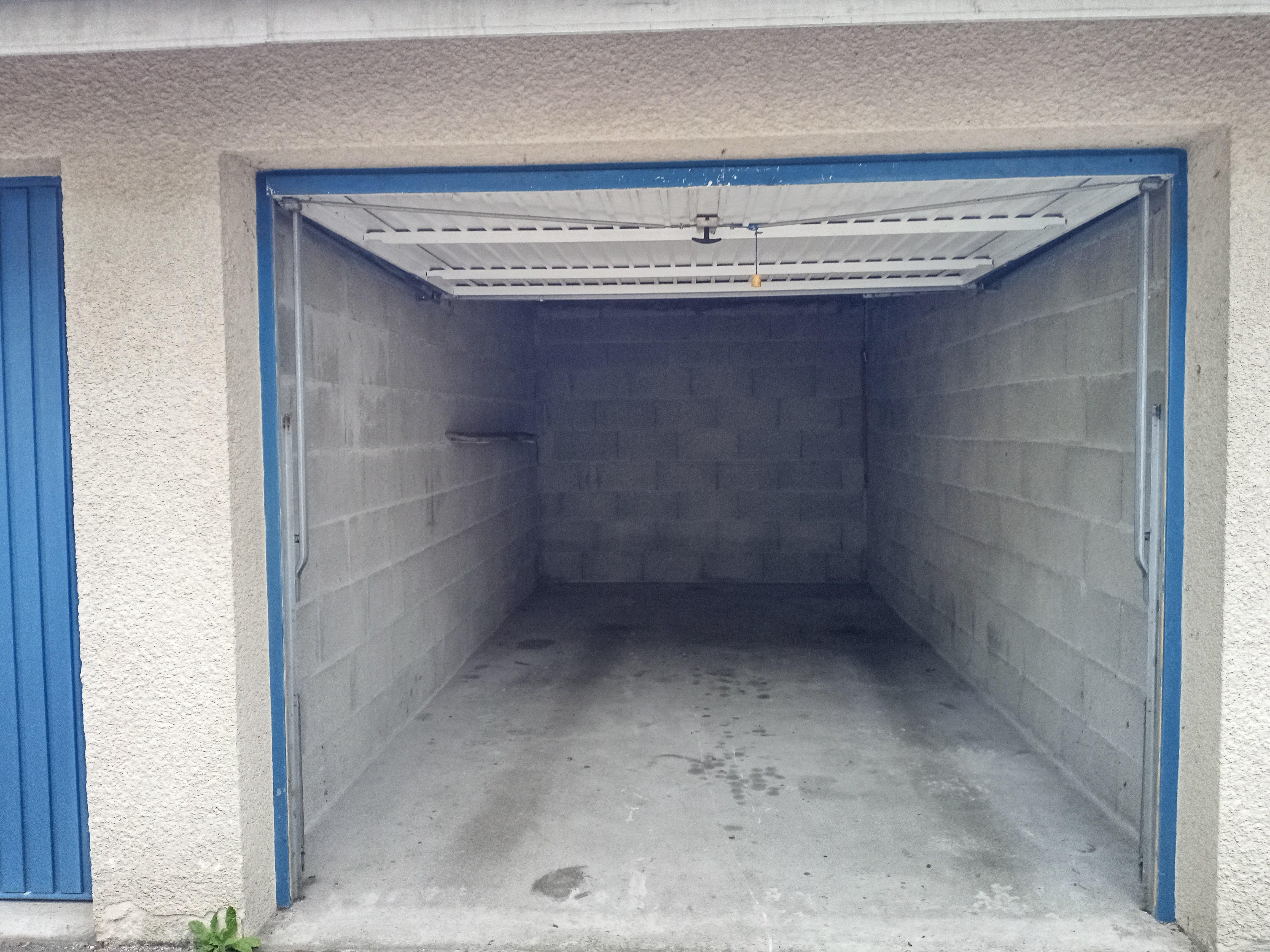 Garage extérieur à louer