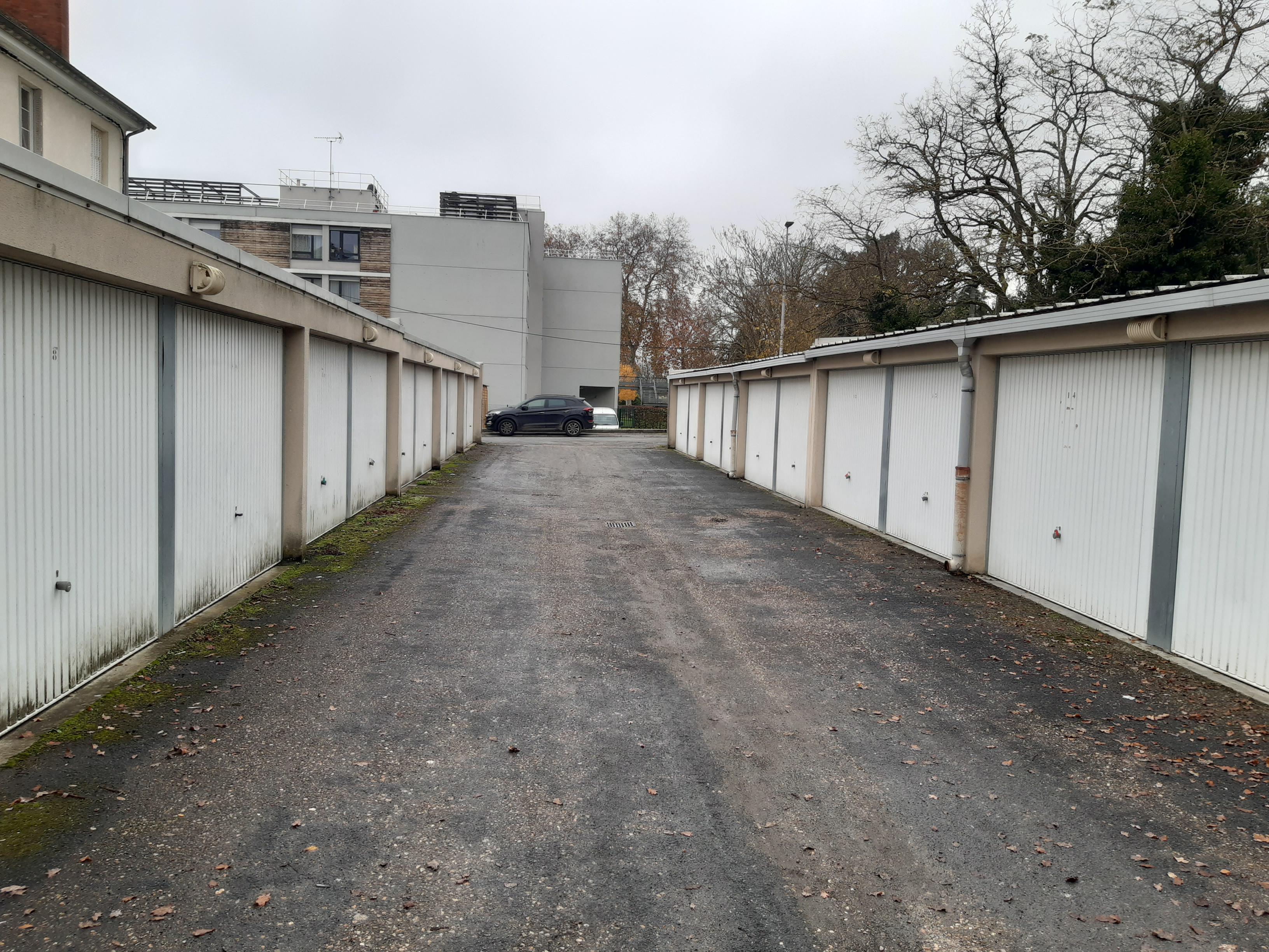 Box de stockage / garage / garde meuble
