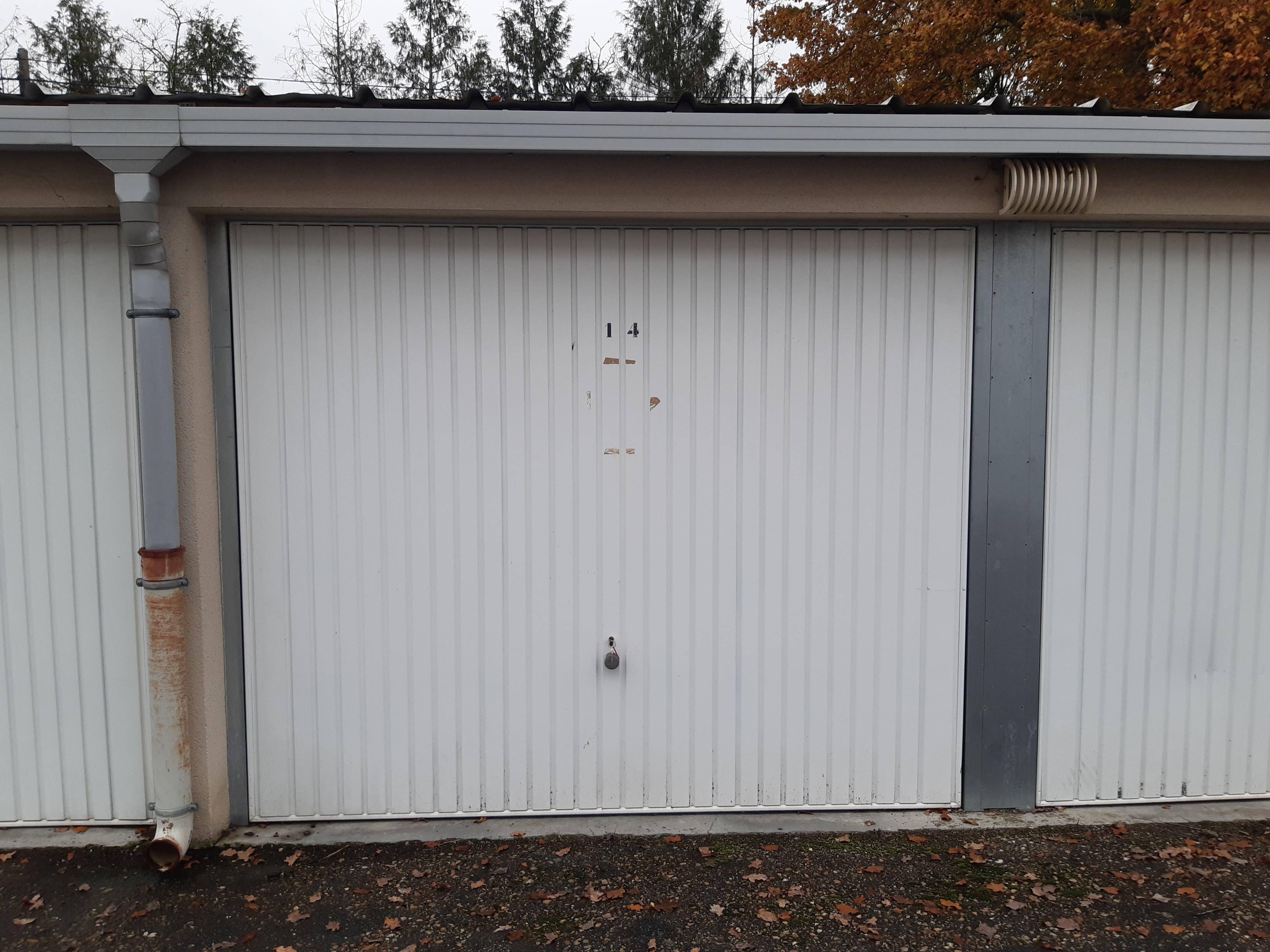 Location / Garage boxé / Montargis / Piscine