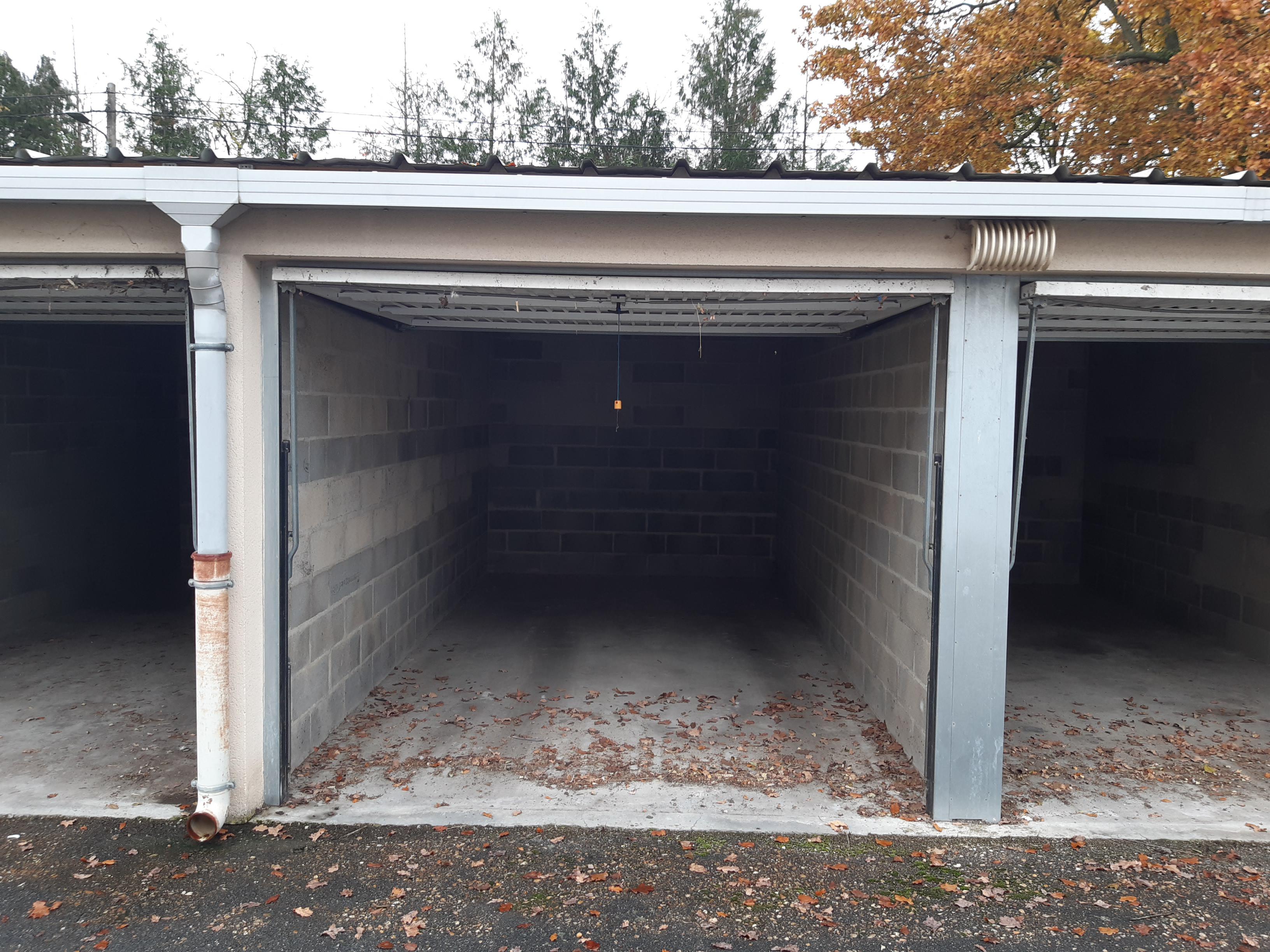 Location / Garage boxé / Montargis / Piscine