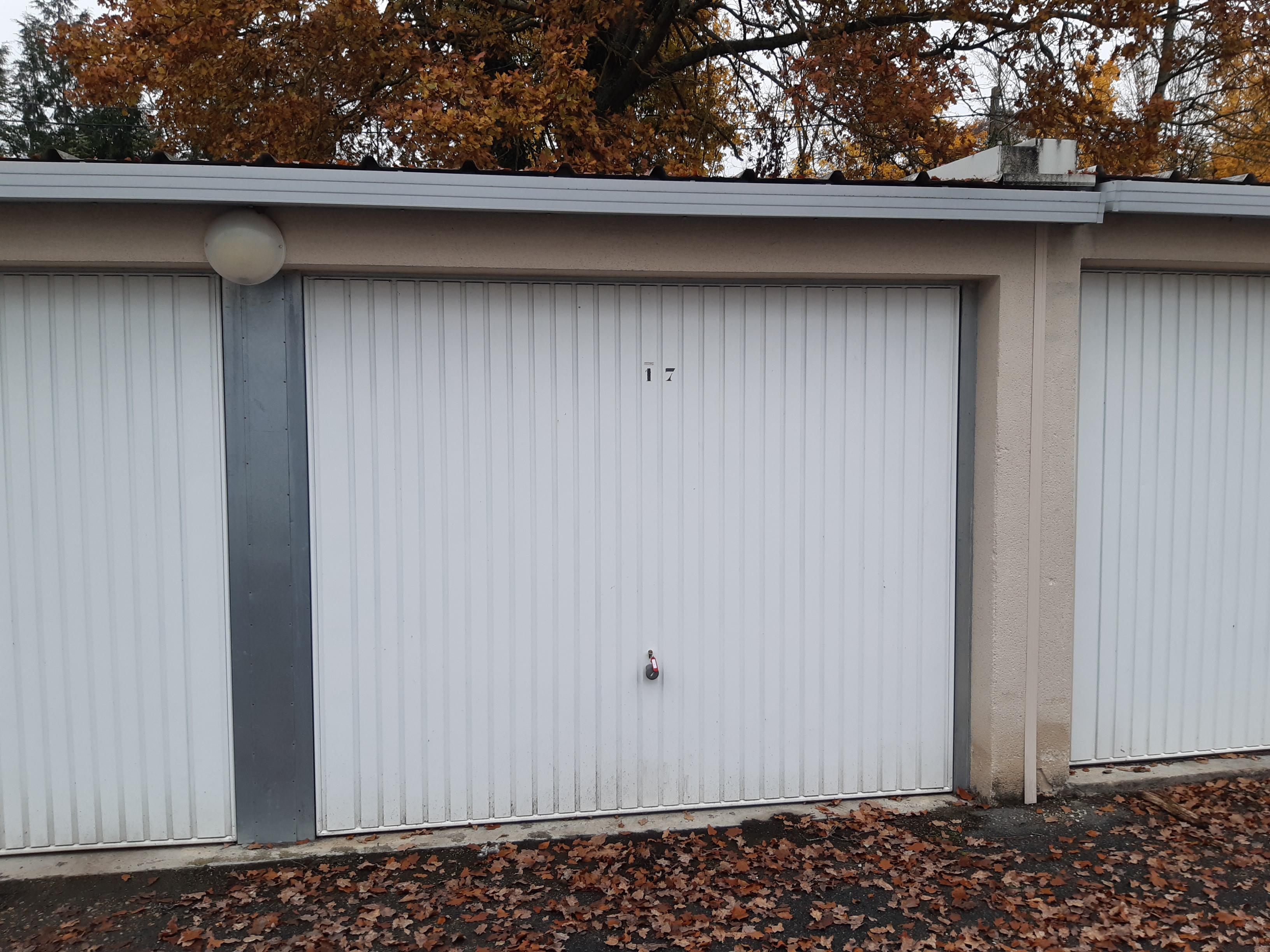 Location box / parking / garage fermé RDC