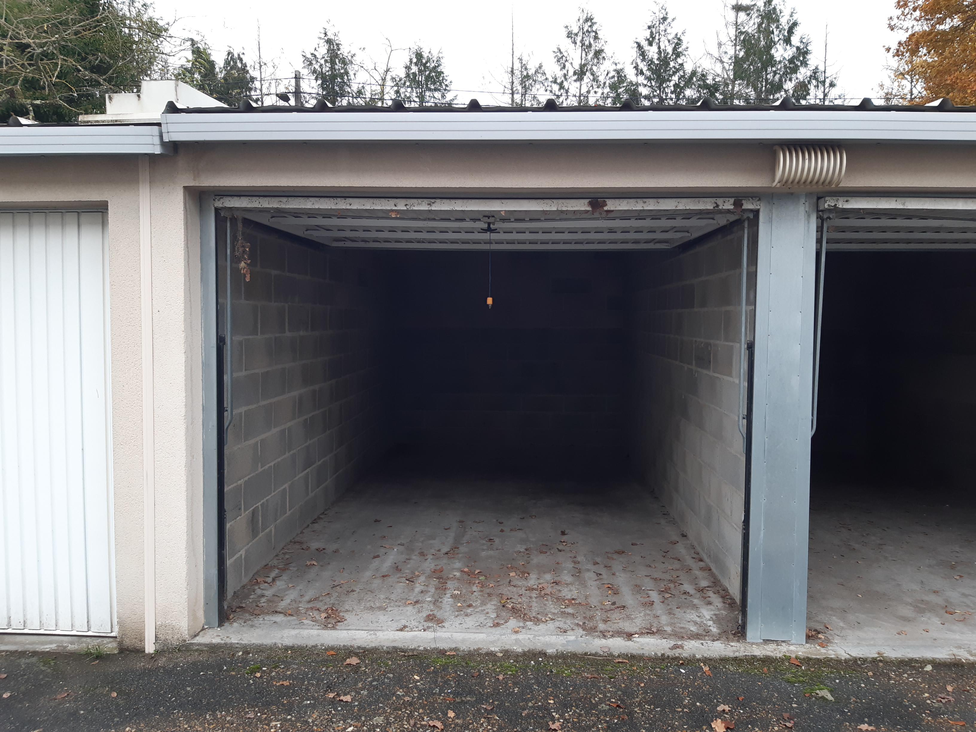 Location box / parking / garage fermé RDC