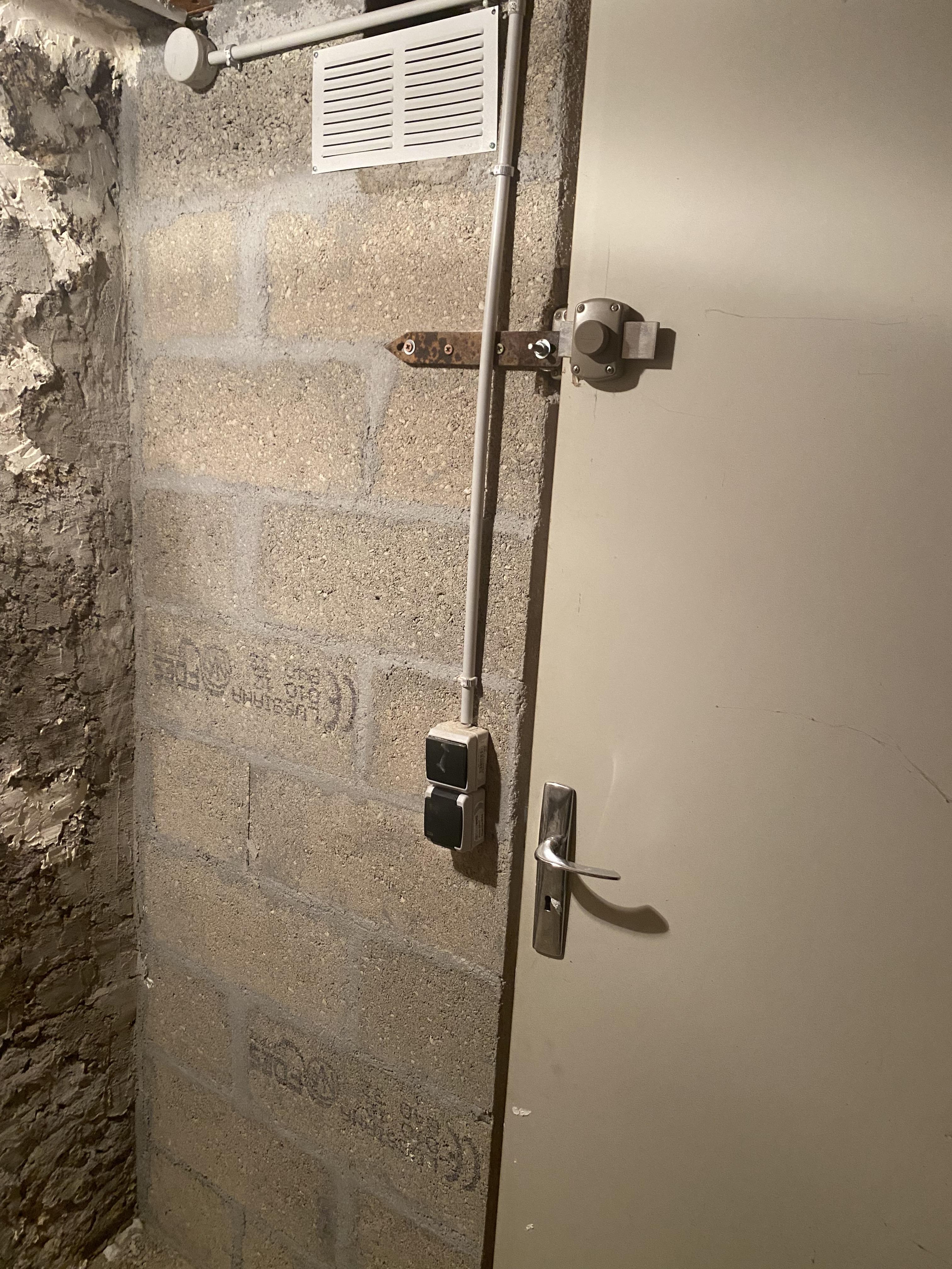 Cave saine et sécurisée avec électricité (8m²/18m³) Ⓜ