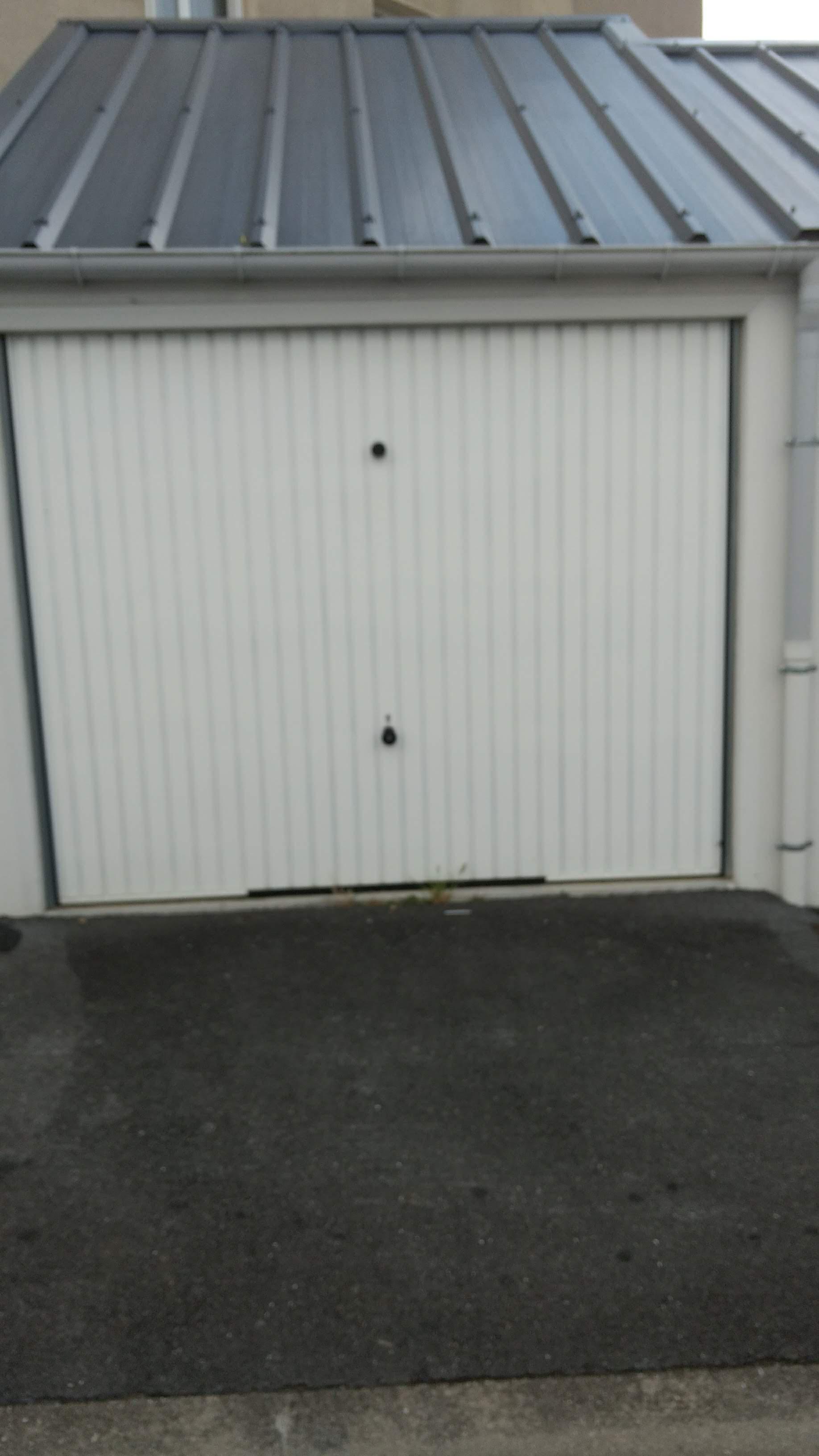 Grand garage fermé rez de chaussée