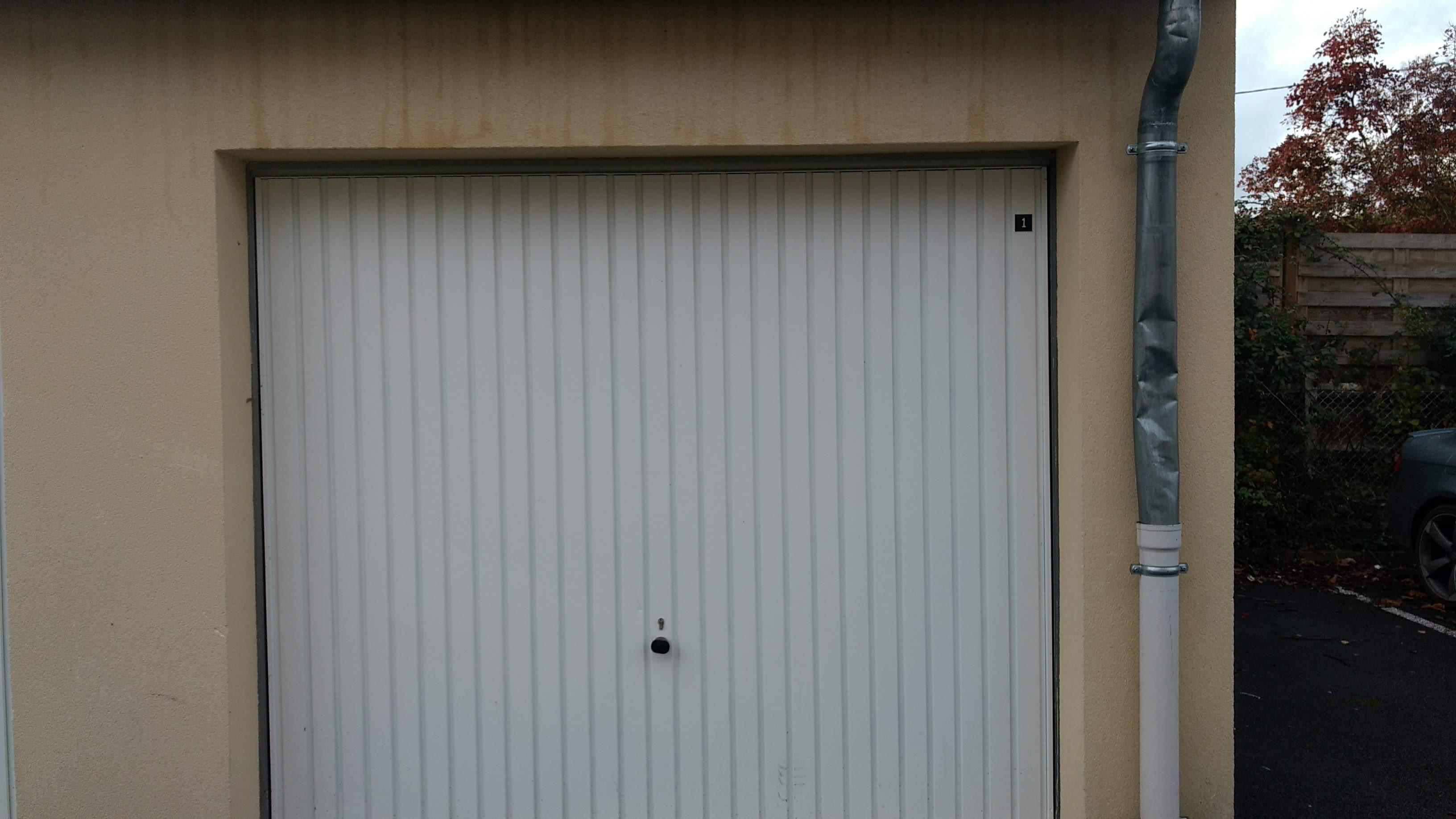 Location: garage / box fermé rez de chaussée