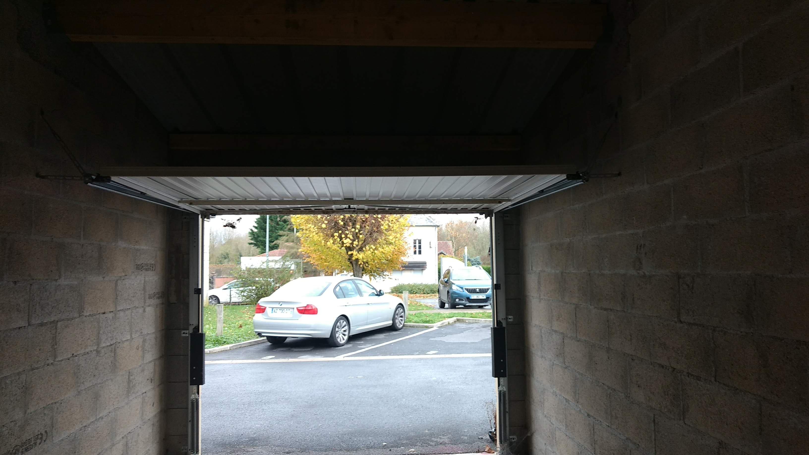 Location: garage / box fermé rez de chaussée