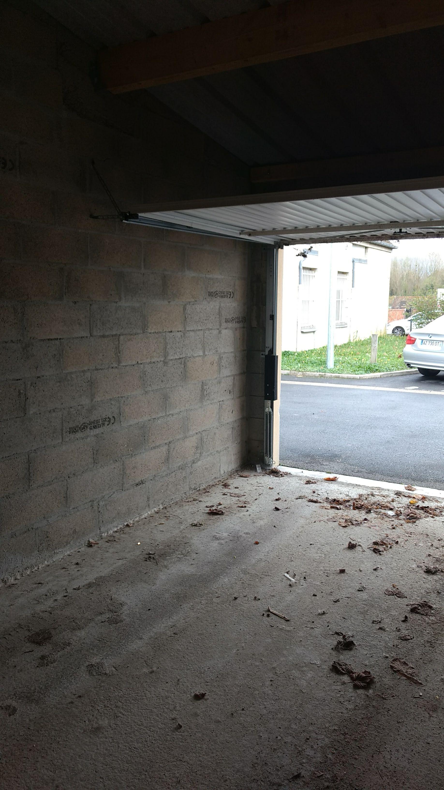 Location: garage / box fermé rez de chaussée