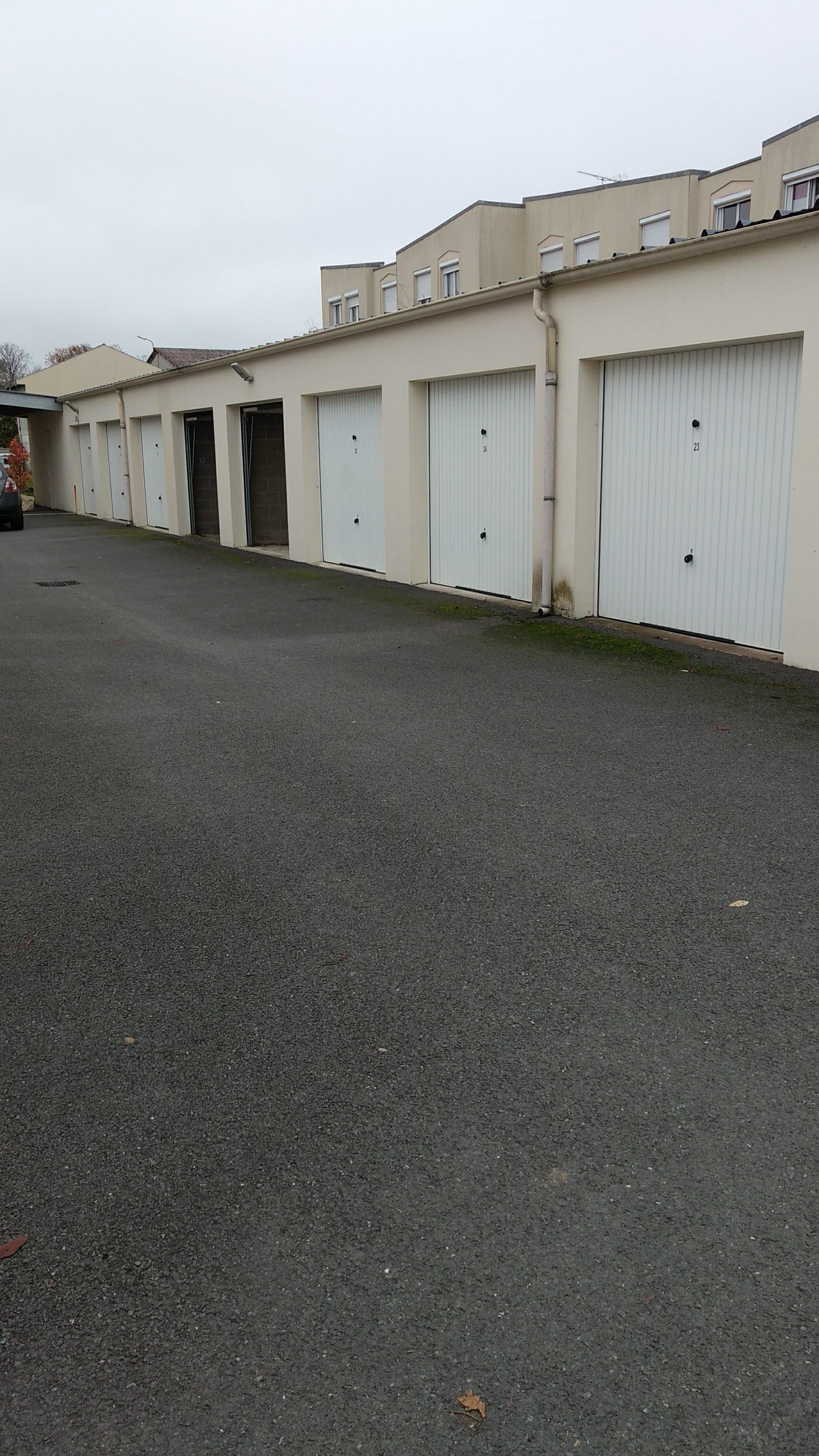 Garage sécurisé à la location / La Croix