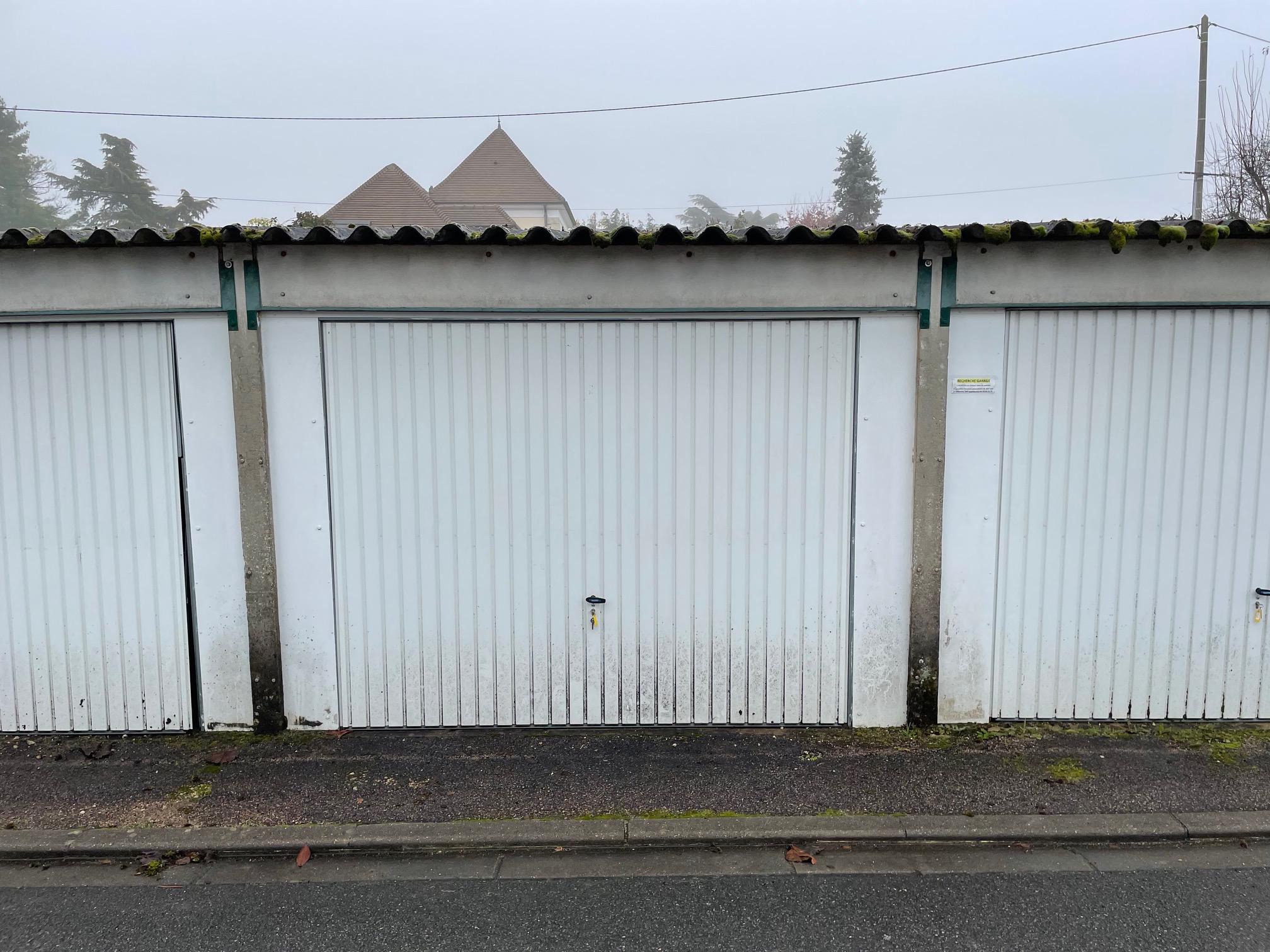 Garage / garde meuble à louer / Amilly