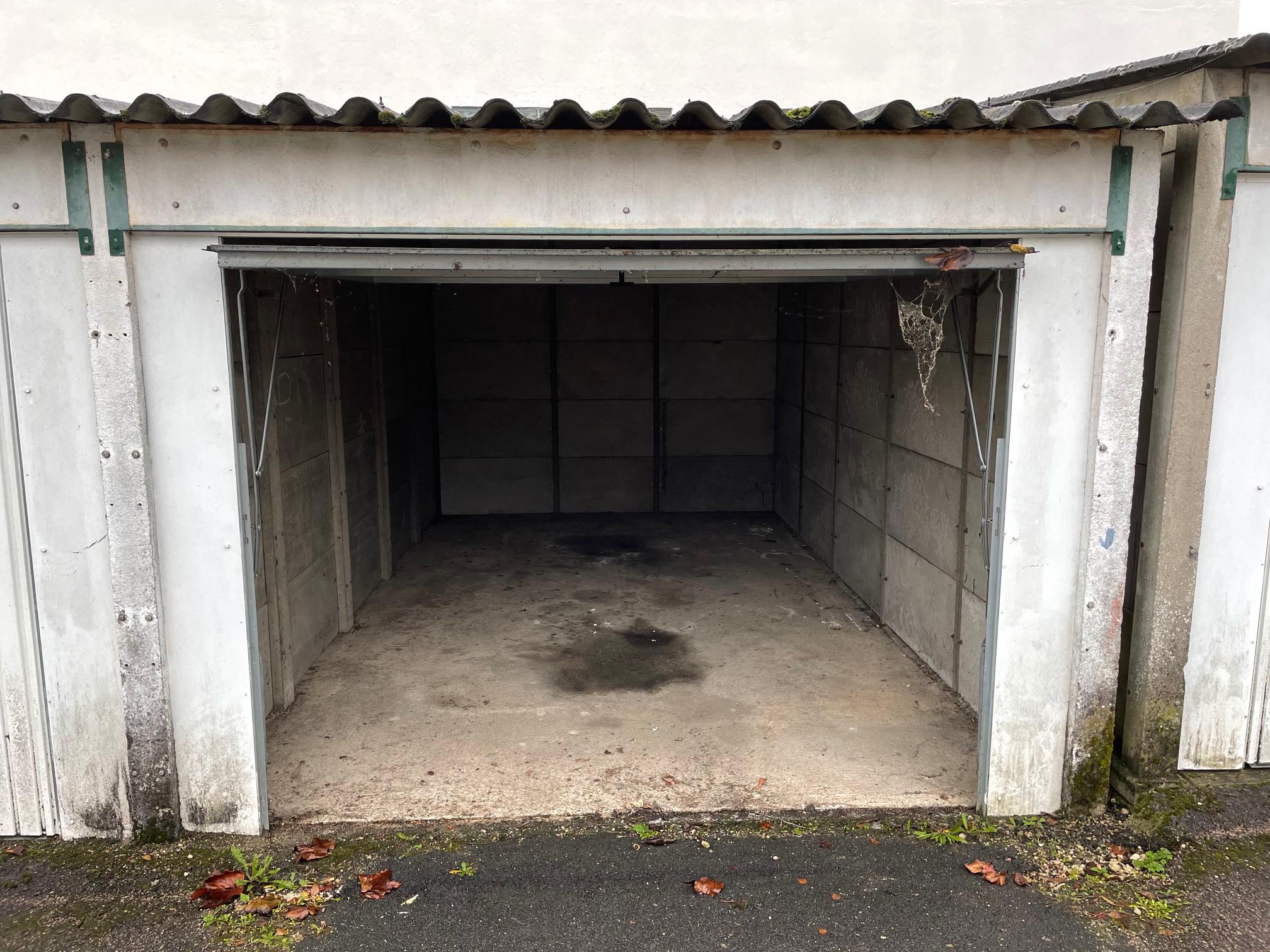 Garage / garde meuble à louer / Amilly