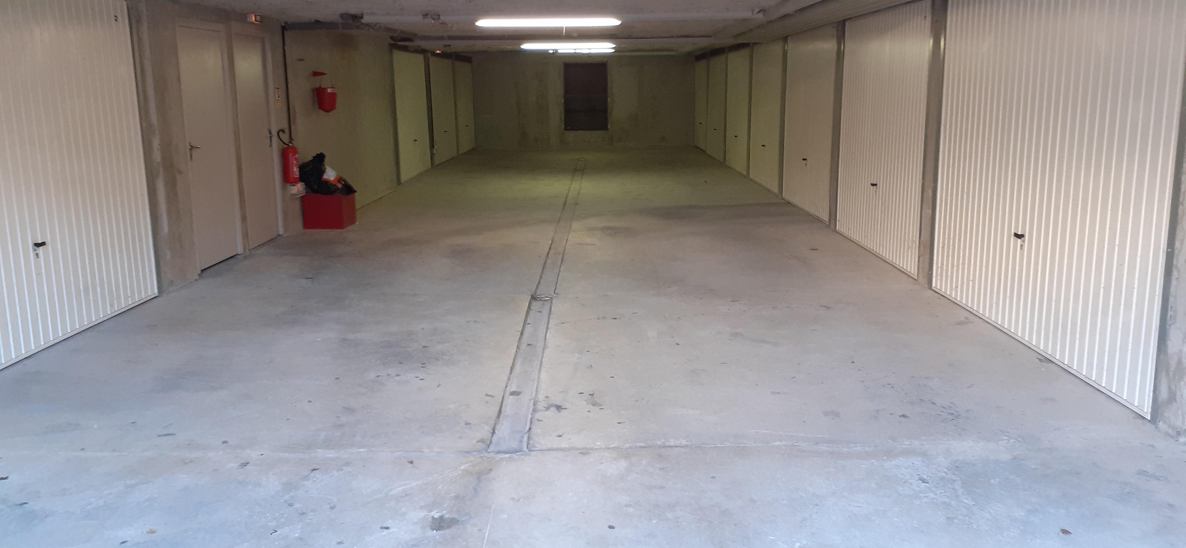 Parking / Saint-Denis-en-Bugey