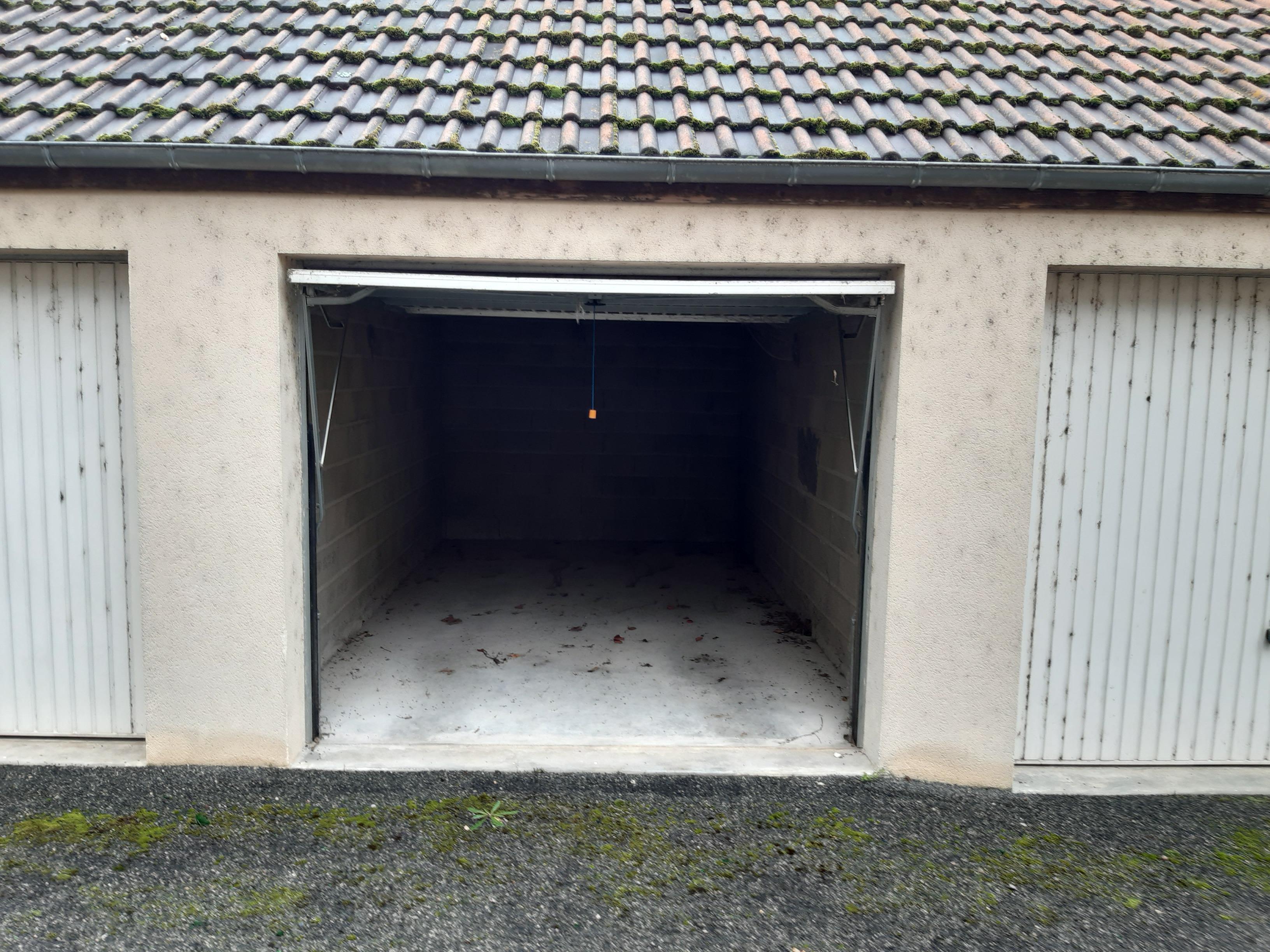 Garage / garde meuble à louer