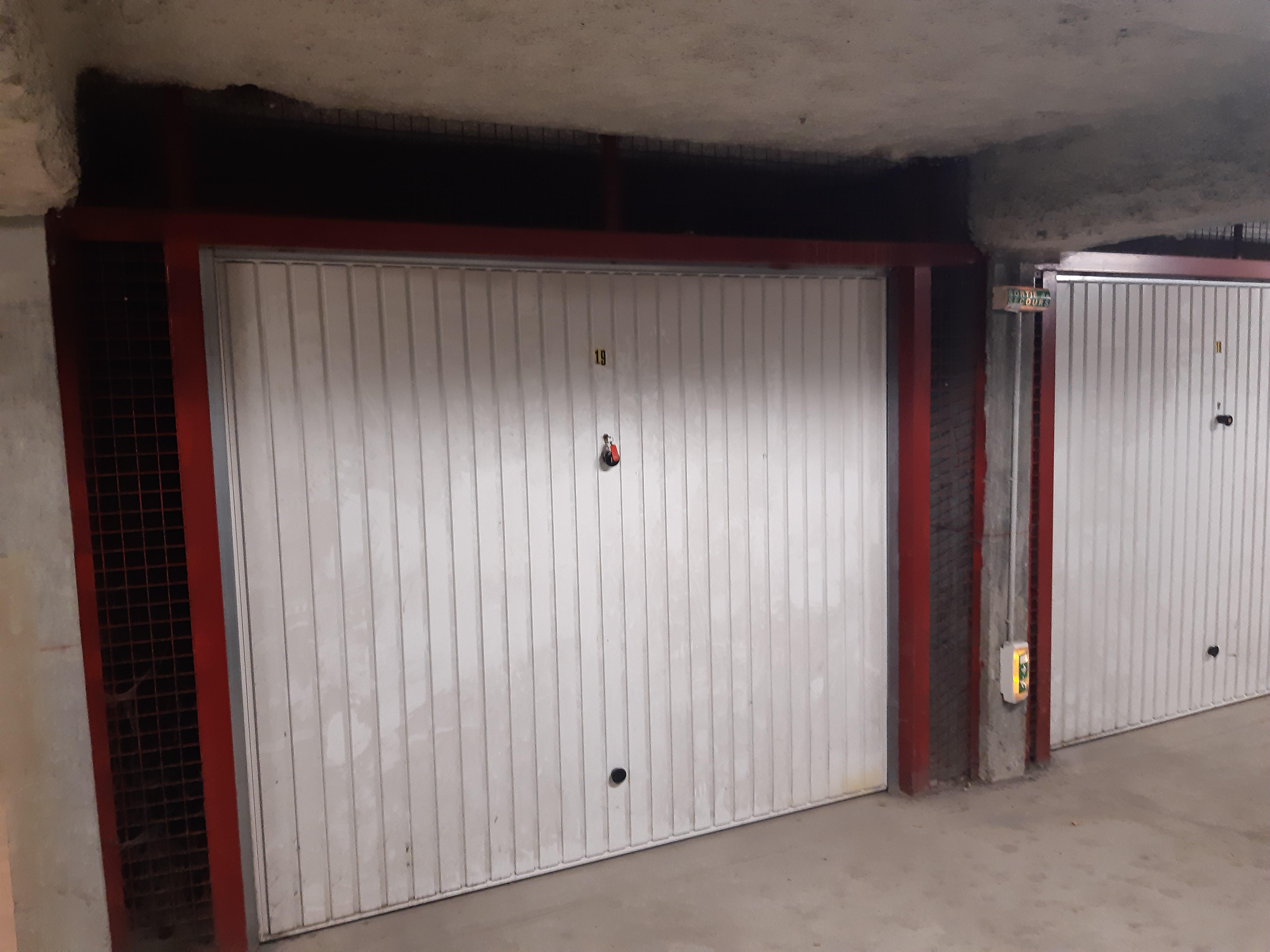 Grand garage à Amilly